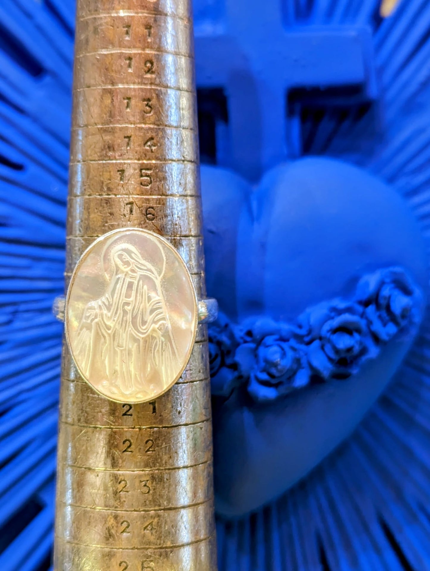 Beautifully hand carved mother of pearl Virgin Mary counters traditionally carved in China, set into super simple, elegant silver rings.
Top of ring is 2cm x 1.5cm
Mother of pearl,925 silver