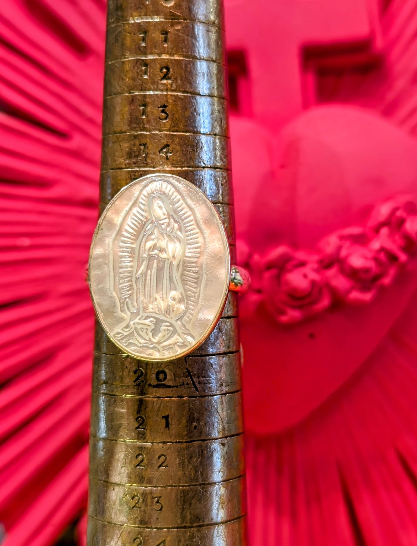 Beautifully hand carved mother of pearl Guadalupe counters traditionally carved in China, set into super simple, elegant silver rings.
Top of ring is 2cm x 1.5cm
Mother of pearl,925 silver