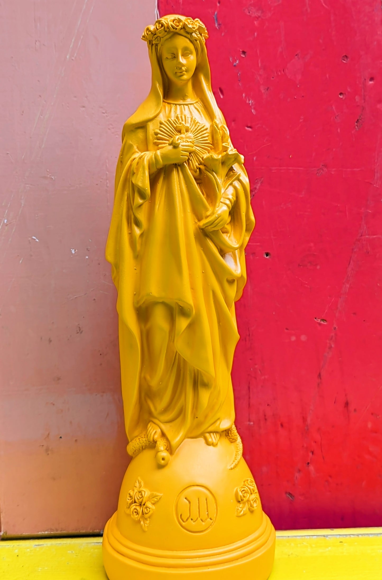 Divine kitsch statues - Virgin with flowers