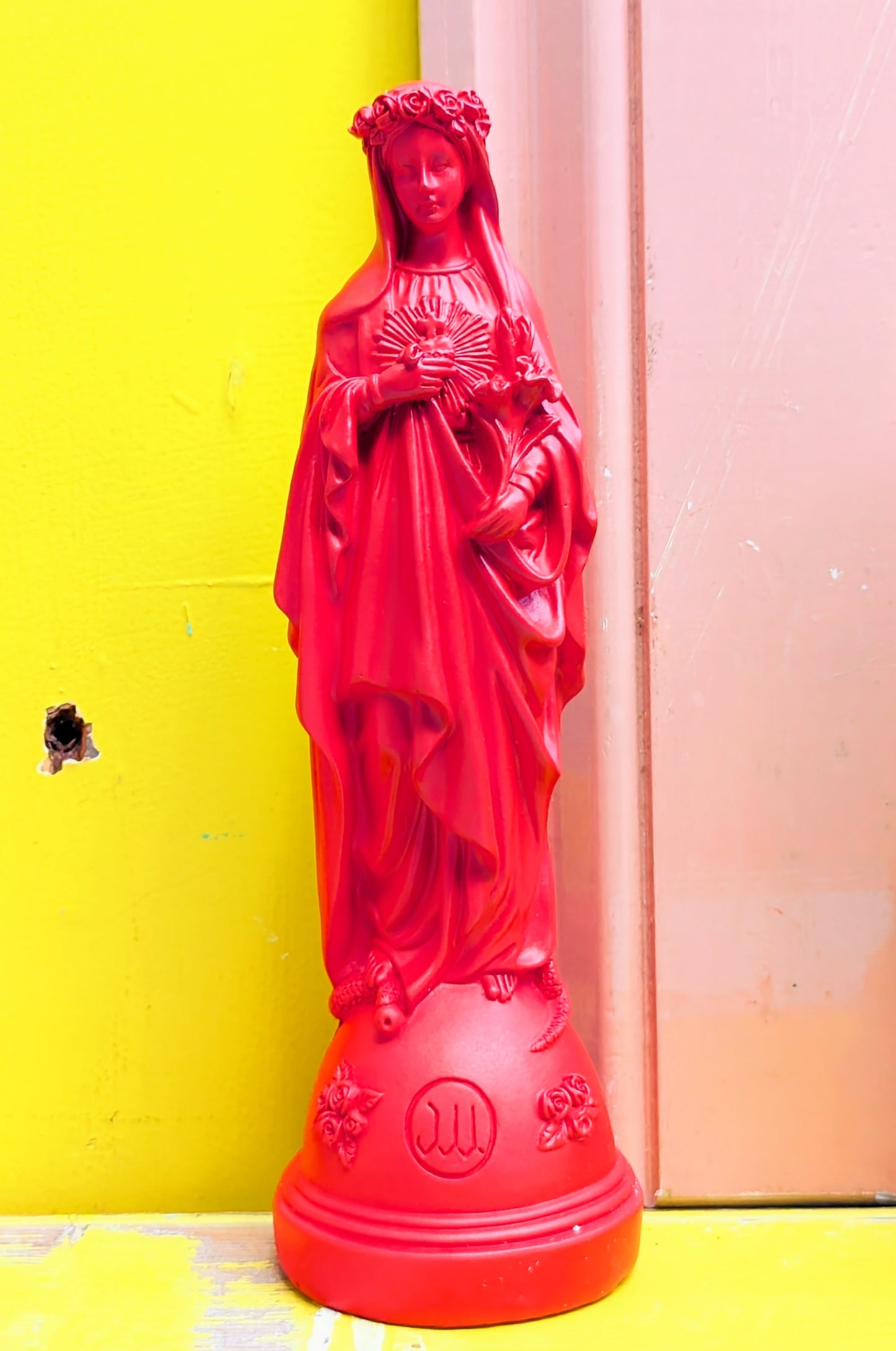 Divine kitsch statues - Virgin with flowers