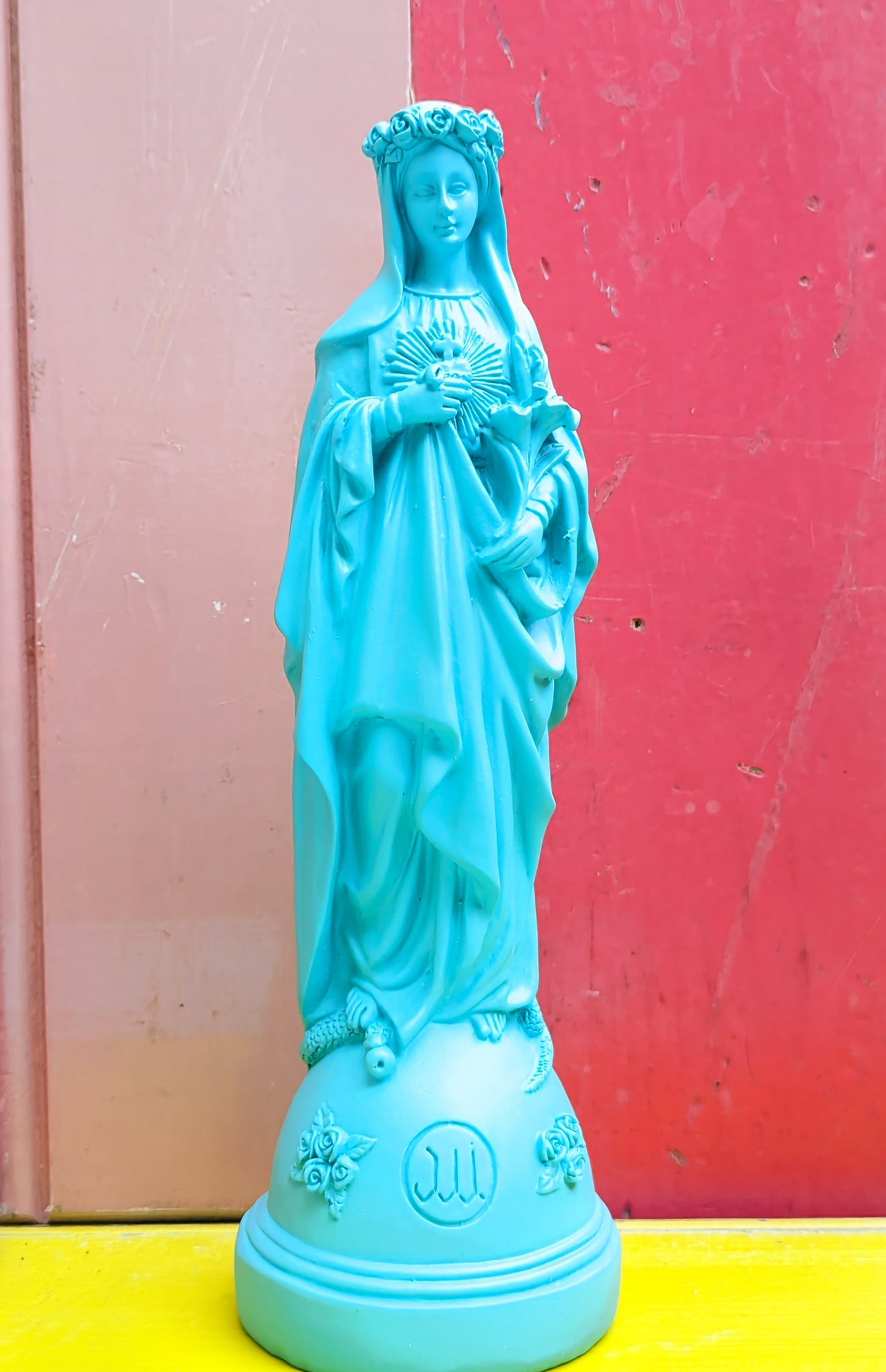 Divine kitsch statues - Virgin with flowers