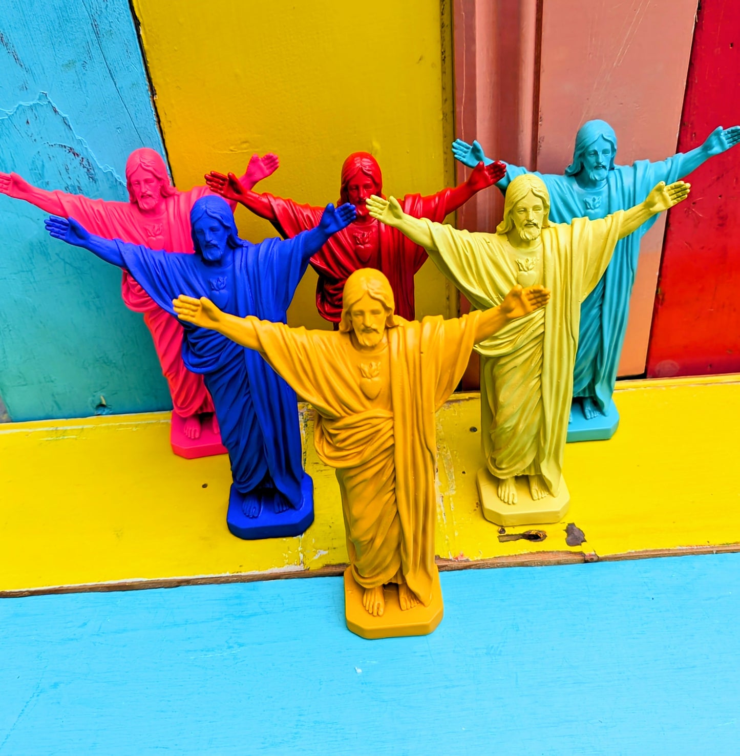 Divine kitsch statues - Jesus