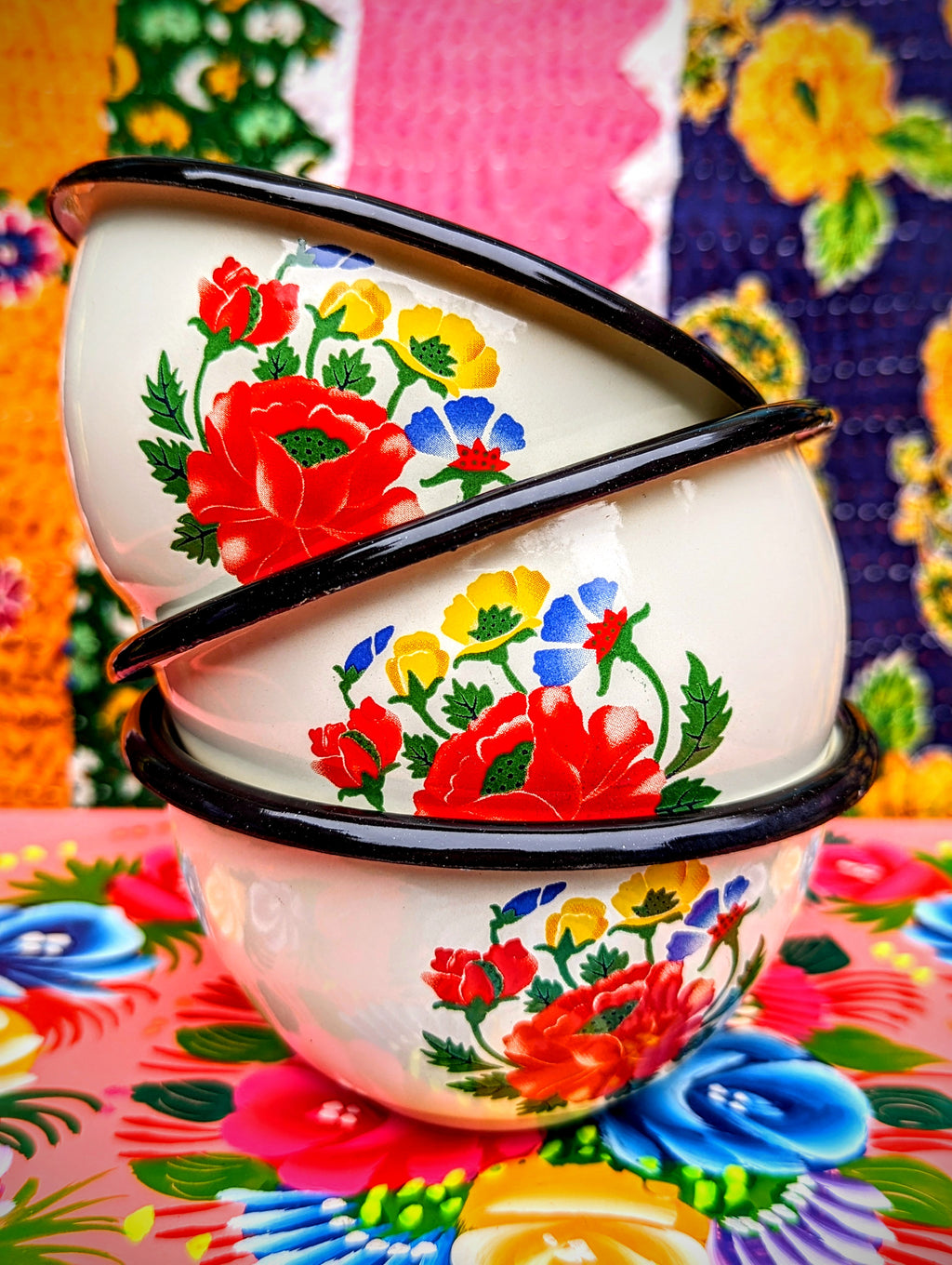 Glorious traditional flower designs on these heavy enamelled bowls made in Ukraine.....pretty as well as ridiculously practical!
Size is just right for morning yoghurt or evening ice cream!!
Porcelain enamelled steel
11cm diameter 6cm high