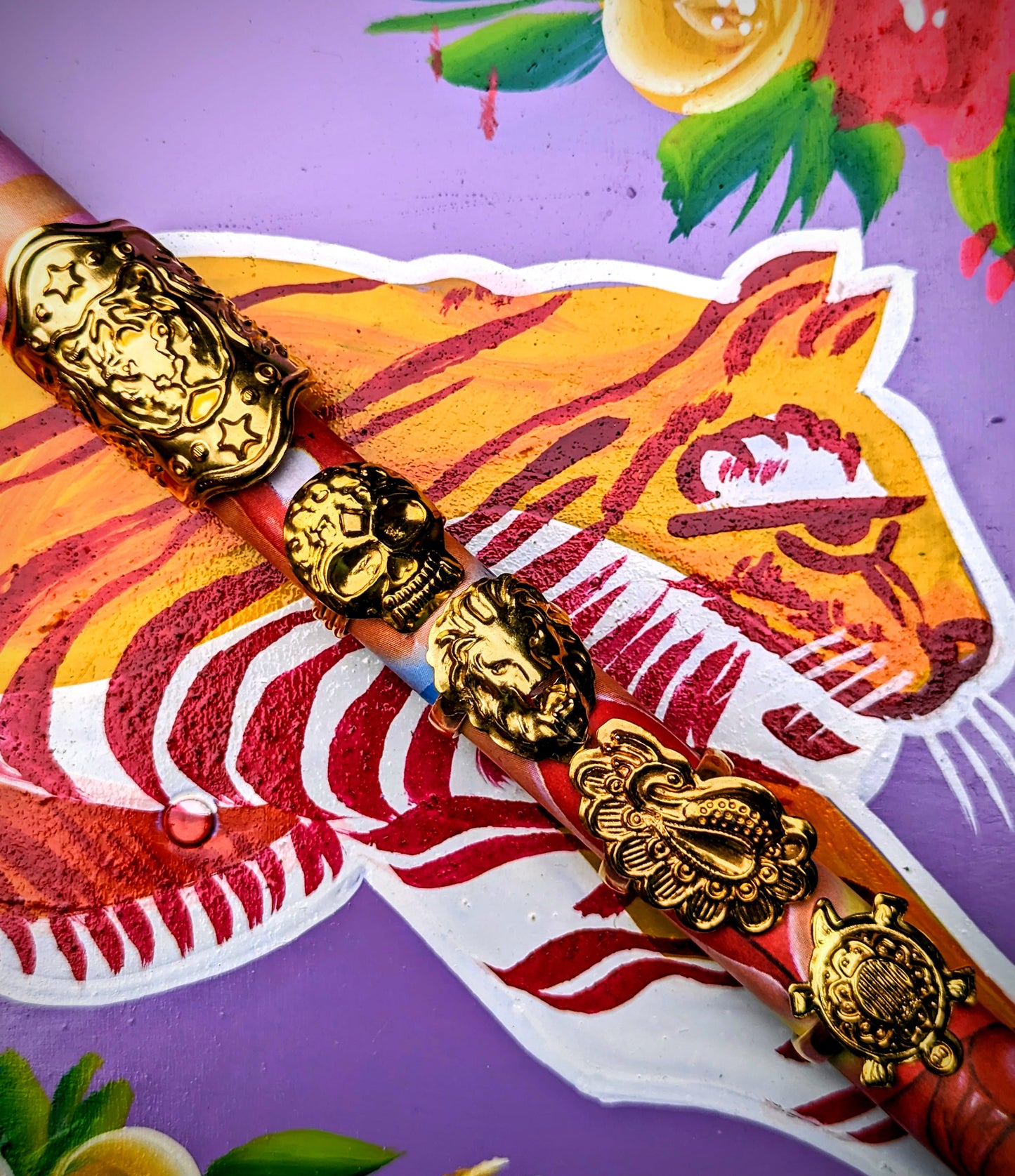 Super rustic Indian kitsch party rings featuring big cats, skulls and turtles and peacocks. Wear them for celebrations or gift, decorate and accessorise!! A fab postal or party bag gift too!
Comes as a set of 5, all are different sizes, small and large!
Made of brass.
Approx 2.5cm x 3cm each
