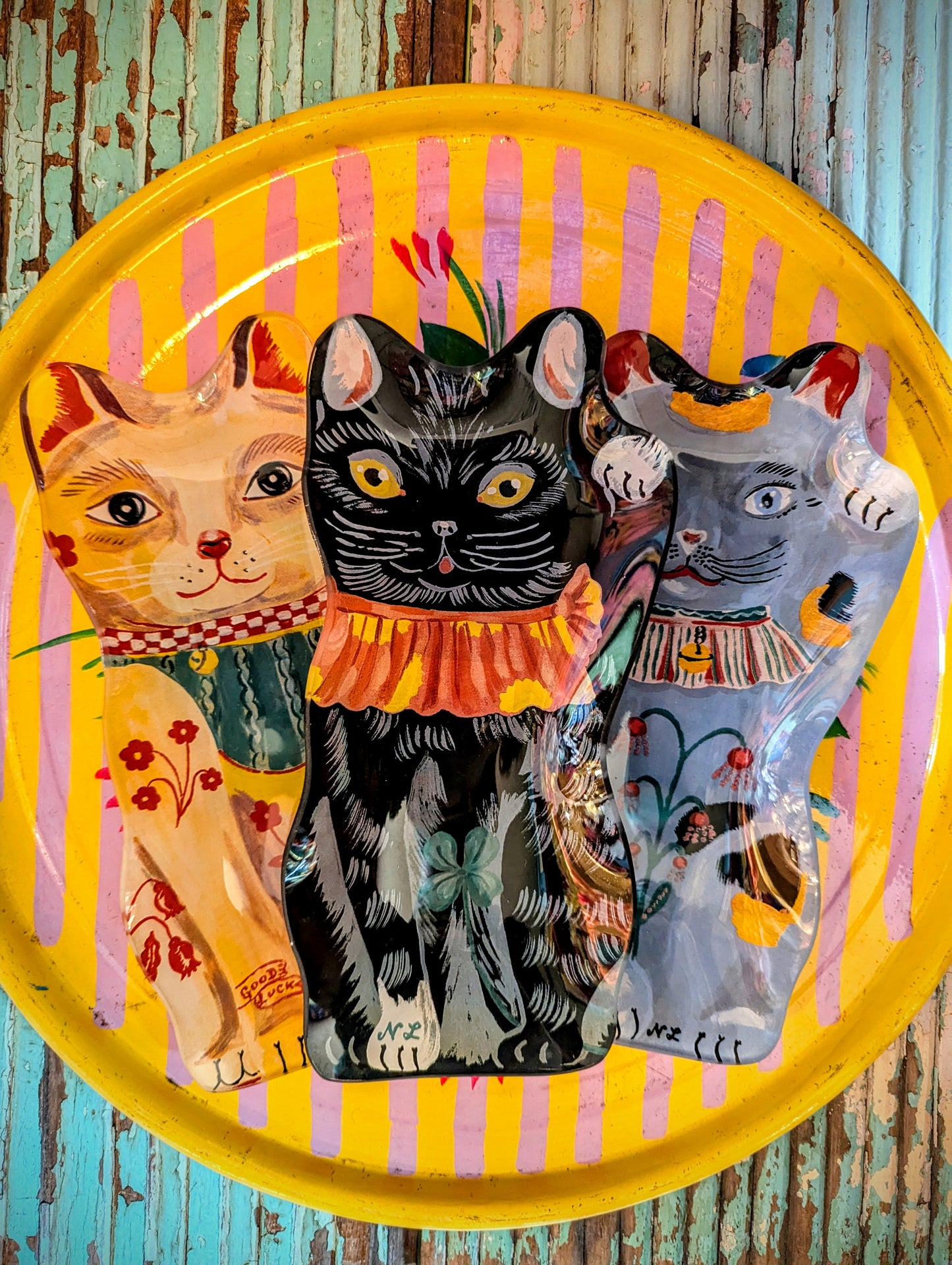 Lucky, lucky cat curved glass dishes decorated with the gorgeous designs from the talented hand of Nathalie Lete for holding your pocket treasures or jewellery, or for eating delicious treats off!!
Glass, 24cm x 12cm x 0.7cm
Nathalie Lete
Lucky cat
John Derian dish