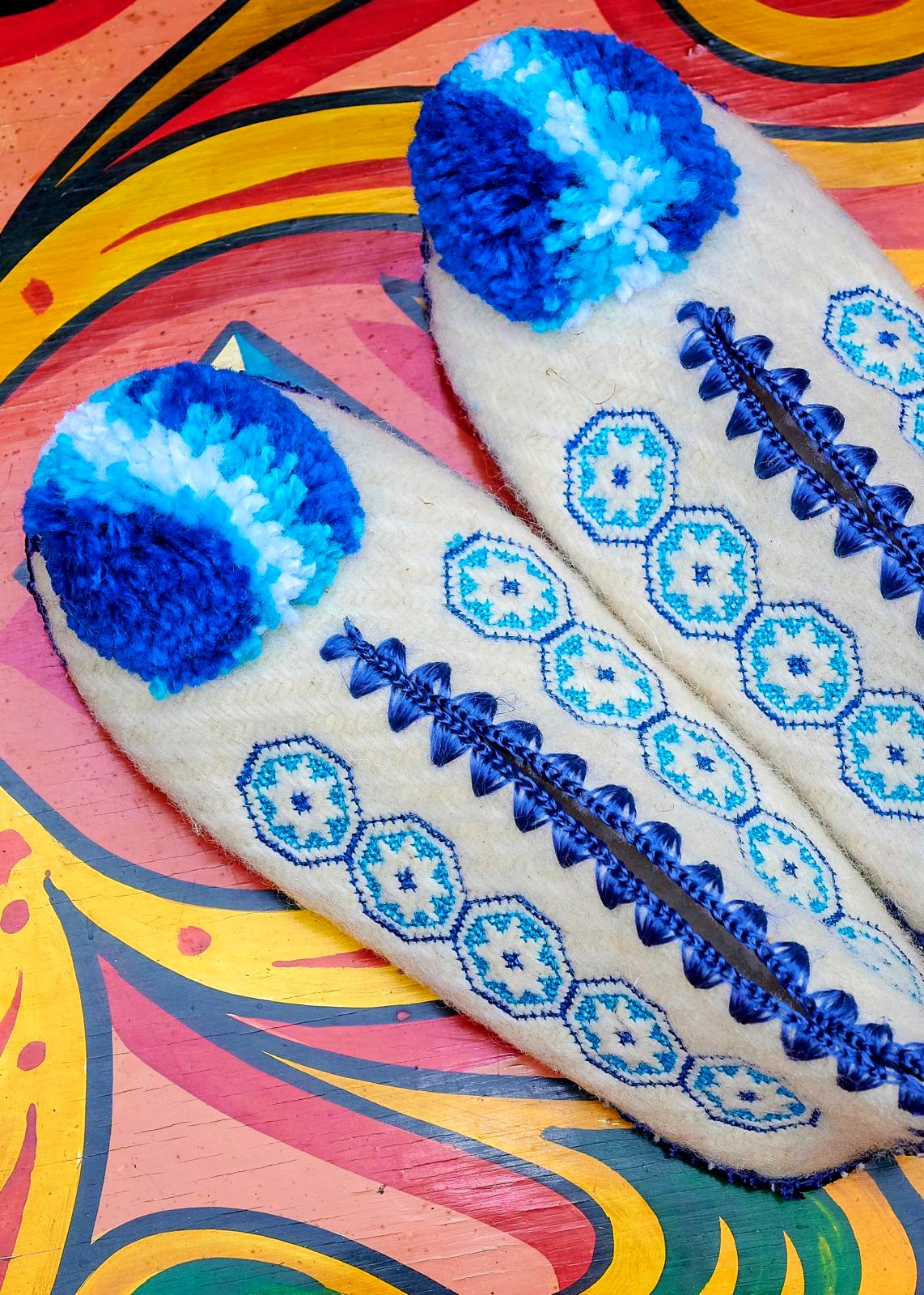 Size 32 Kids Greek slippers