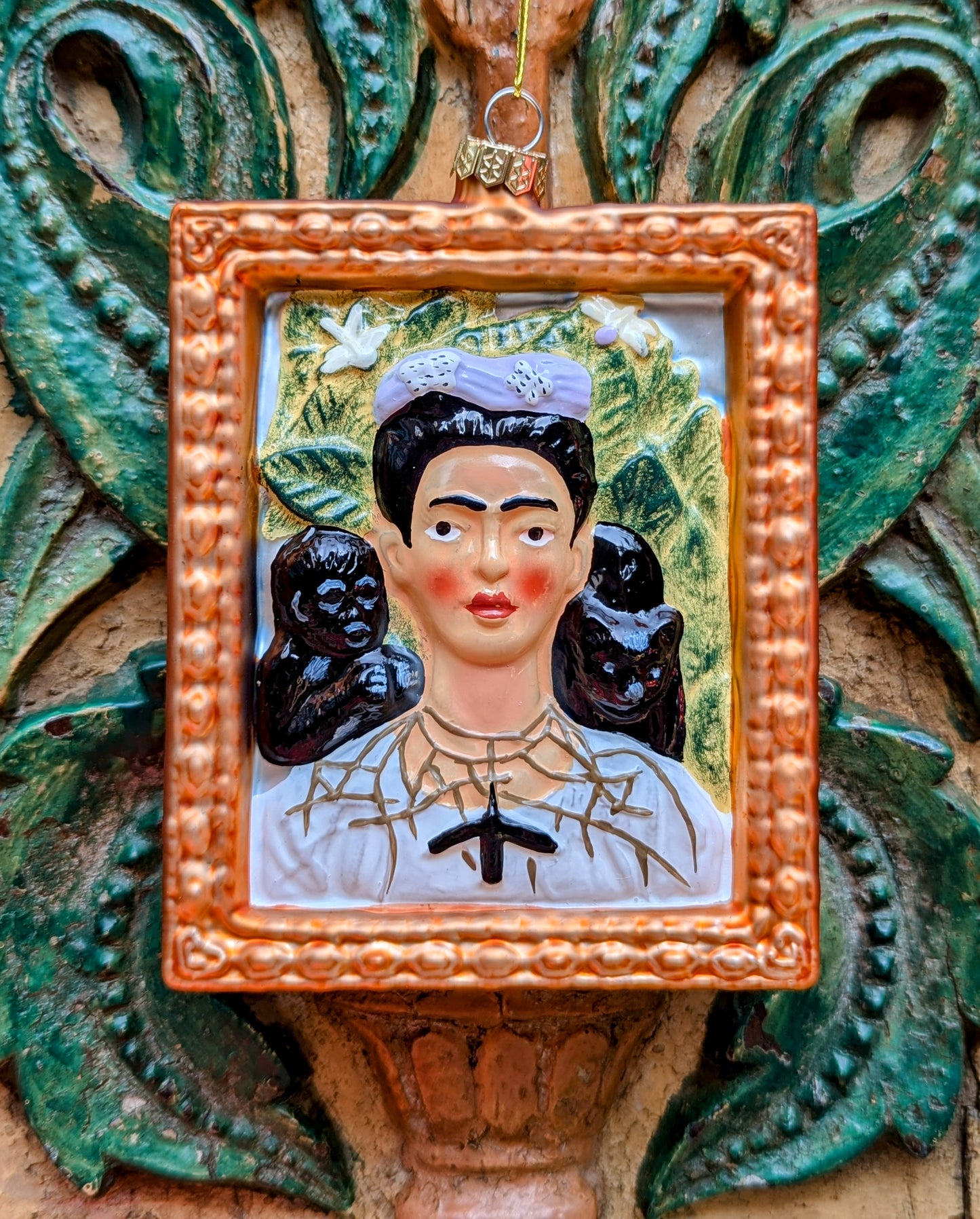 Frida with a necklace of thornes