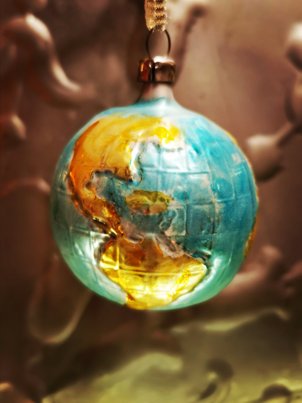 Traditional hand blown, painted glass decoration from Lauscha Germany.

This German mouth blown and lovingly hand painted glass globe decoration will bring some Christmas splendor to your house and tree.

Hand-blown/painted glass decoration

Dimensions 6cm x 6cm

