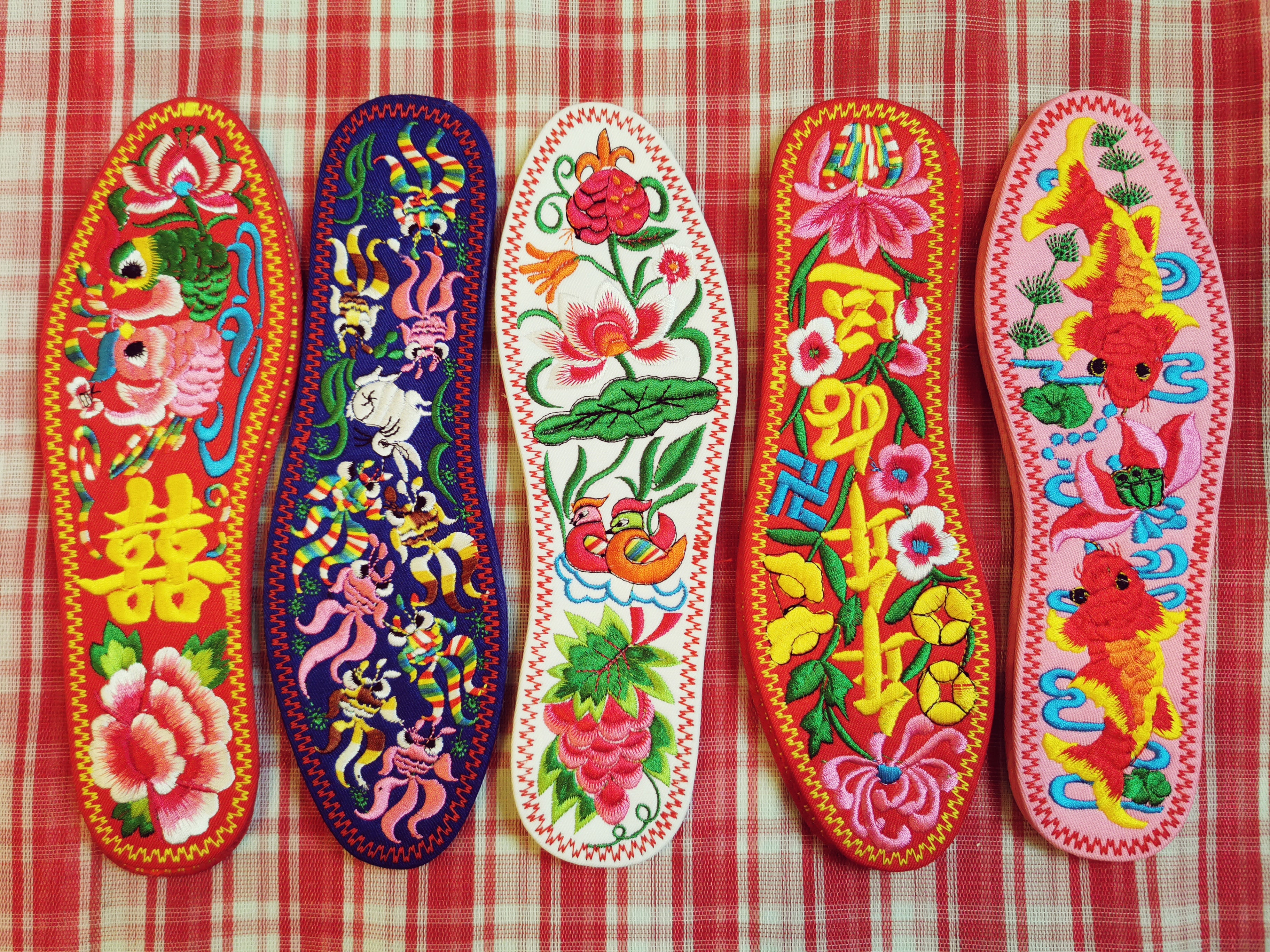 Super pretty embroidered insoles to make you smile when you put your shoes on in the morning! A traditional Chinese craft, especially in the North.

Embroidery on cotton. 

Washable in the machine at 30 degrees. 


