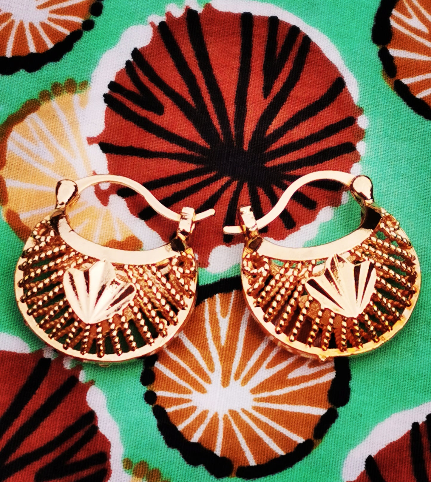 East African chunky gold plated semi circle hoops.
Gold plated stainless steel
, 2.5cm diameter.