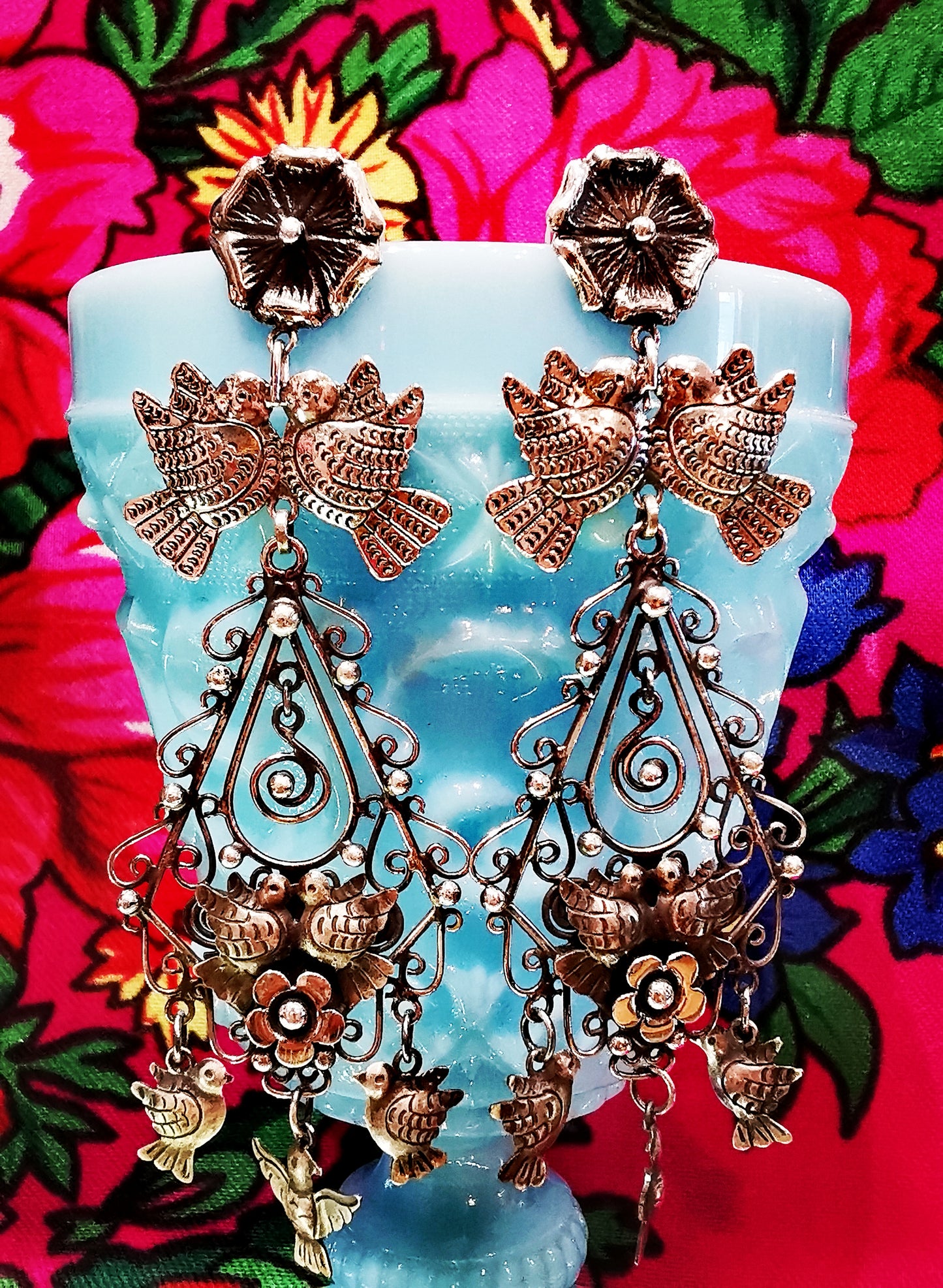 Gorgeous huge Mexican filigree silver earrings with lovebirds and flowers for eternal devotion, a traditional Oaxaca design, all hand made in Mexico
925 sterling silver
9cm x 3cm