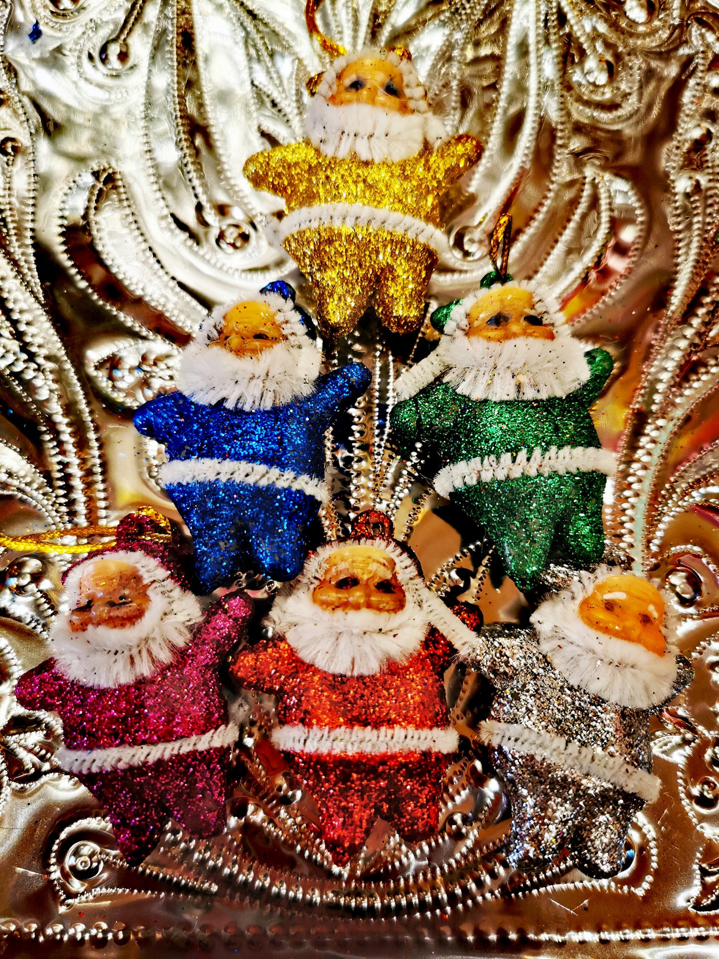 Miniature super-kitsch mini Santa's to put on presents, in crackers or on the tree!
5 x 4 x 1cm each six in a pack