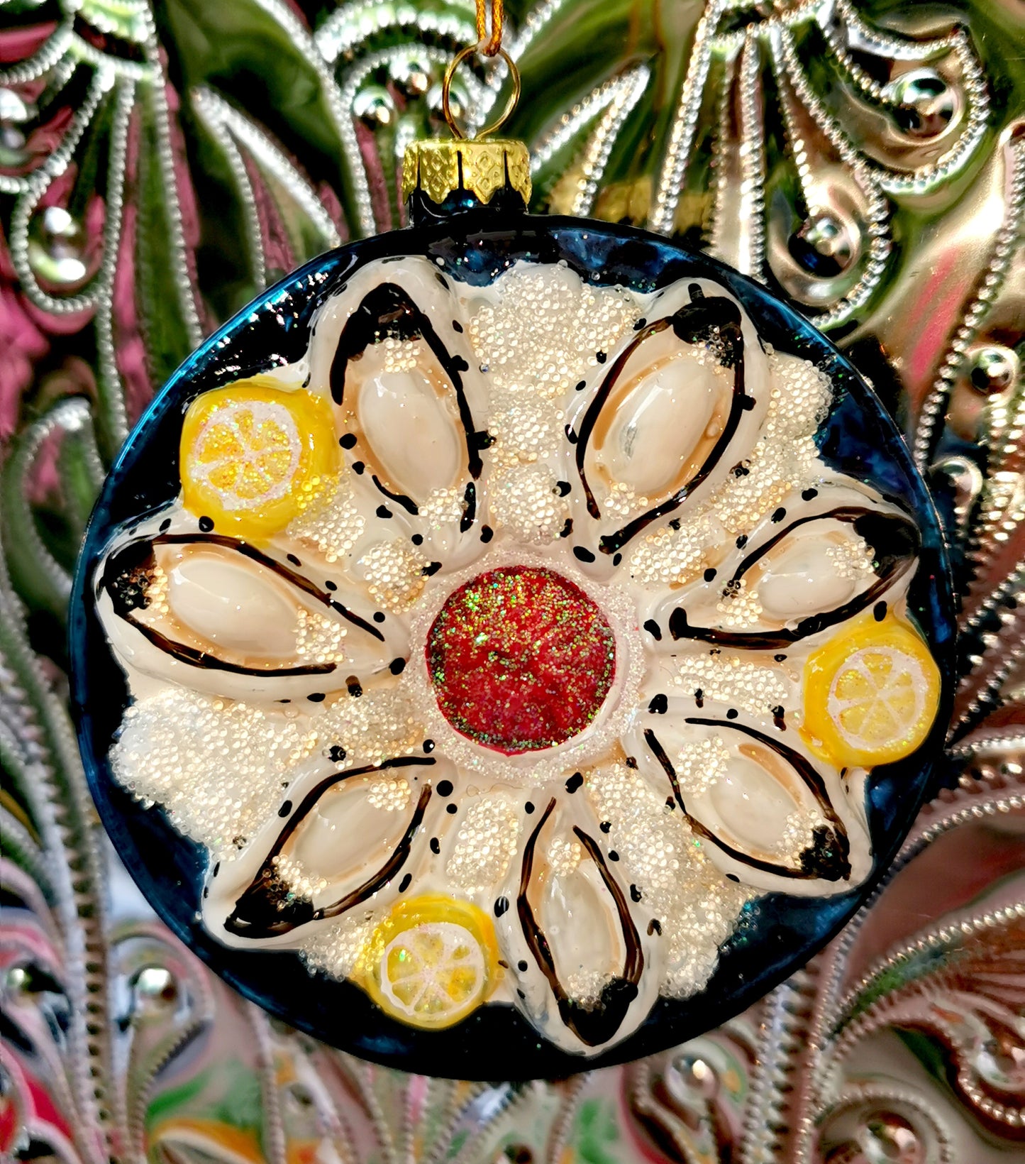Decadent plate of oysters beautifully adorned with ice like metallic pearls and glitter!!! Hand finished on fantastically detailed platters! Perfect for fishy food lovers!
Size 9cm x 8cm x 2cm