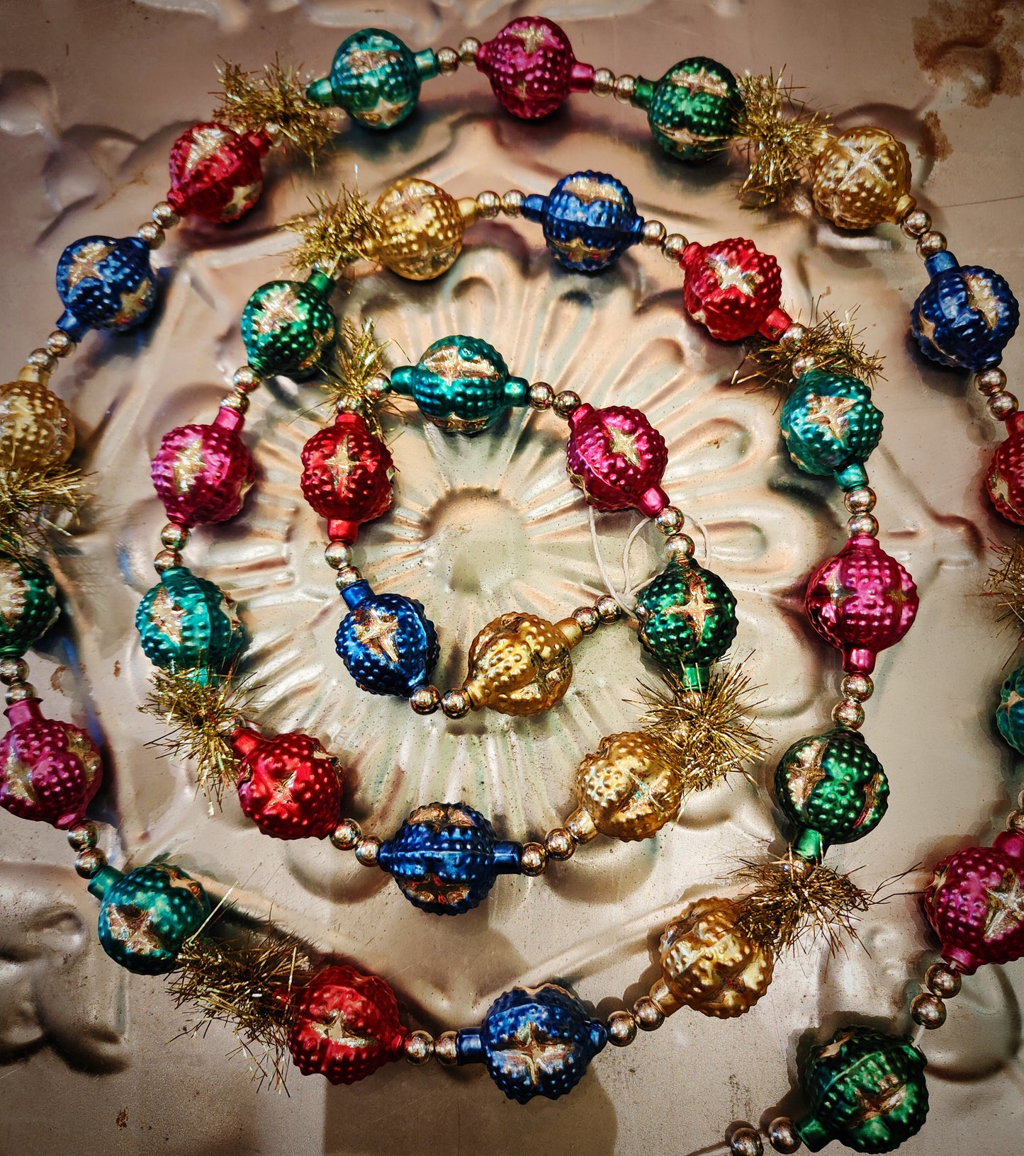 Atomic glass bead garlands