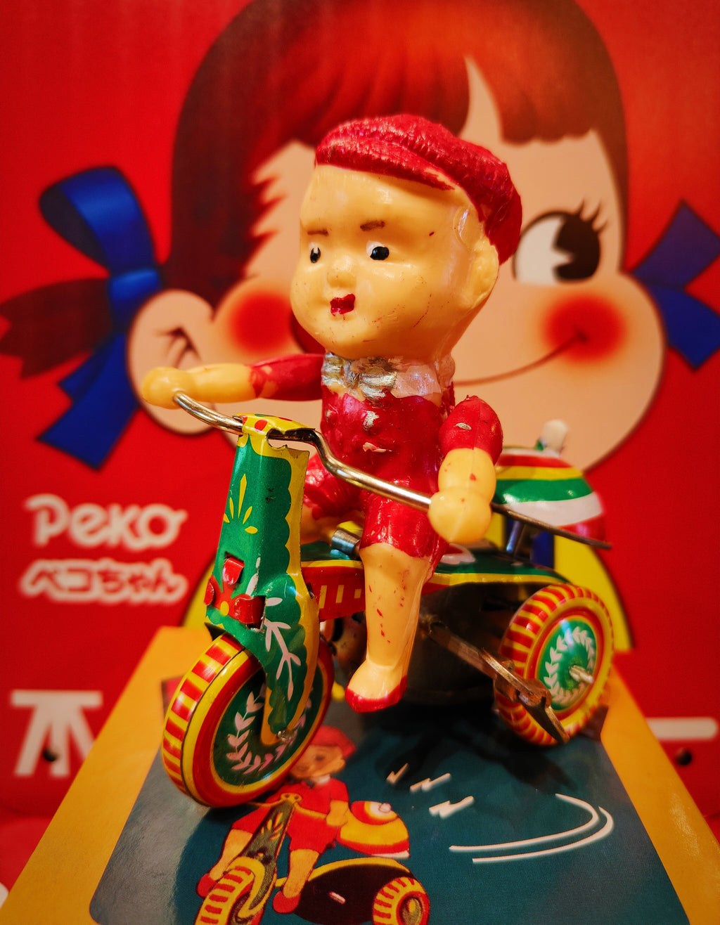  Check out this cool dude....pedalling around the neighborhood ....certainly one for the tin toy enthusiasts, since the box is equally as good as the tin toy!

9 x 10.5 x 6 cm

Not suitable as children's toy

