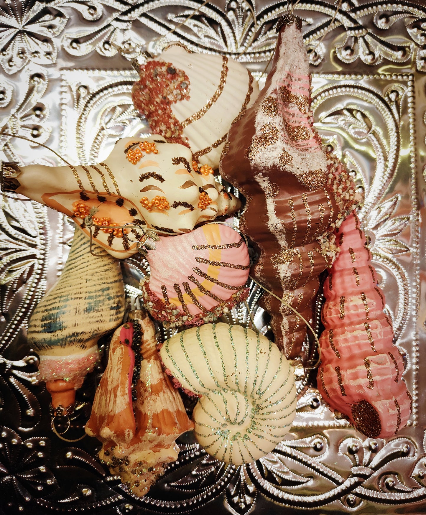 Super kitsch ice cream coloured seashells ,glittered and hand painted glass baubles to hang on your tree or anywhere around the home all year long!!
Hand-painted glass decoration
Heights 7-17cm long, designs vary in size, note on group picture.
Fragile, handle with care
Cody Foster and Co.