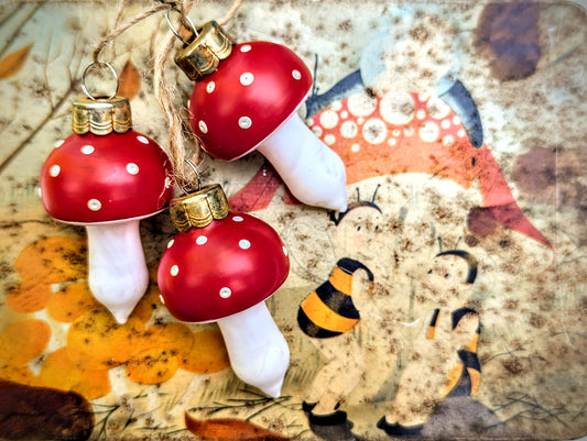 Very cute vintage glass toadstool

A glorious glass baublel to decorate your Christmas tree or festive holiday display.....or just leave up all year!!

Hand finished glass decoration 

Size  6 x 3 x 3cm

Fragile, handle with care
Cody Foster and Co 