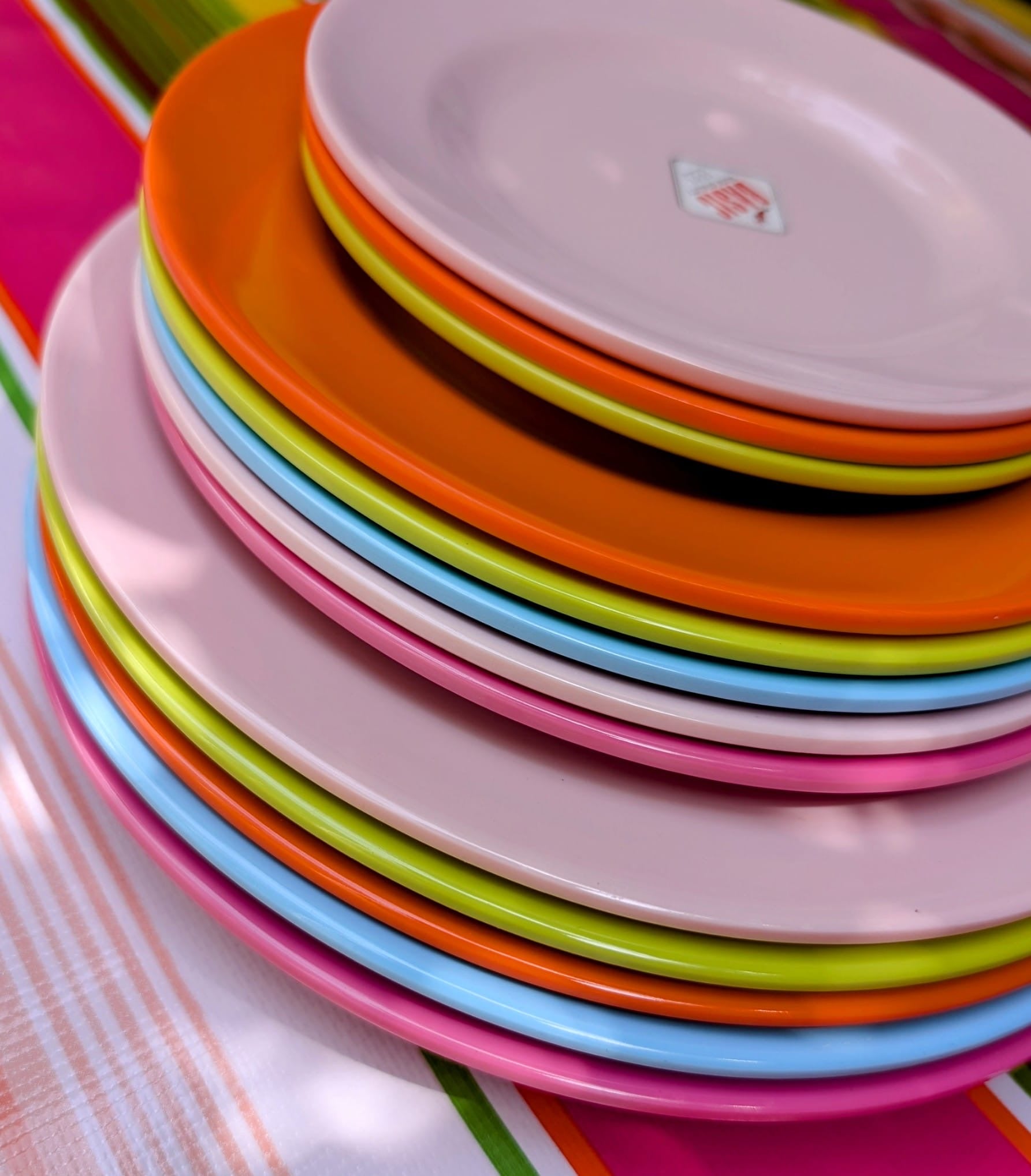 Bright melamine plates
