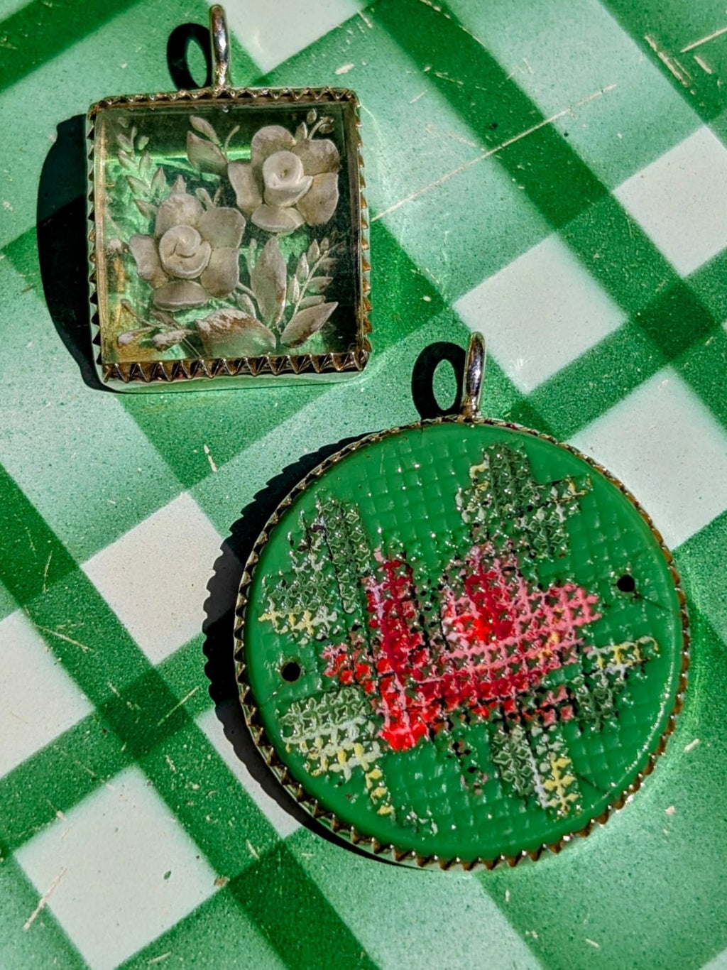  

A gorgeous selection of vintage hand painted rosy glass, and reserved carved lucite pieces we bought in Paris, all set in fancy silver bezel to make loveliest pendants.

The clear and white lucite pendant measures 25 x 24mm
The painted rose on green glass pendant measures 38 X 30mm.

Remove when swimming or showering to preserve the paint.