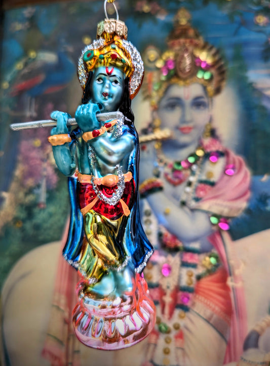 Beautifully decorated Krishna bauble for love, music, play and light!! all necessary  to your Christmas tree or festive holiday display.!!

Hand finished glass decoration 

Size 12 x 5 x 3cm

Fragile, handle with care


