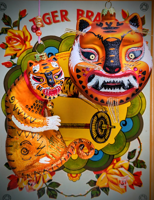 Cody foster Fierce Tibetan tiger energy to banish demons and evil!!

Fabulous tiger baubles, fantastically detailed , hand painted large hand decorated glass decoration, could be for the tree but could also adorn your home all year round!

Glass, glitter and resin.

Head  12 x 9 X 9cm

Sitting tiger 14 x 9 X 6cm

 

