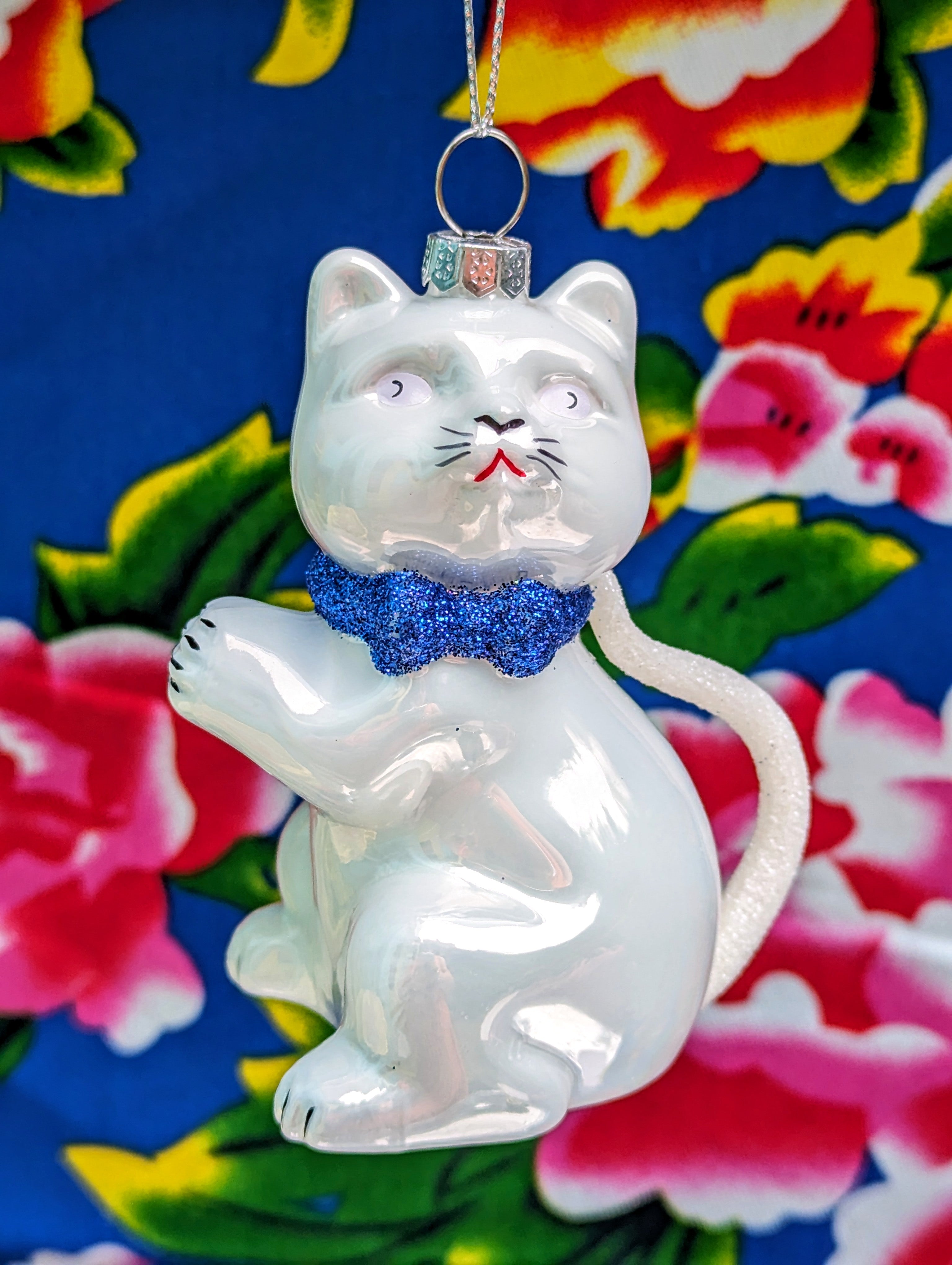 Inspired by vintage porcelain Chinese teapots this most cute cat is the sweetest addition to your Christmas tree or festive holiday display.

Hand finished glass decoration 

Size 10 x 8 x 5cm

Fragile, handle with care

