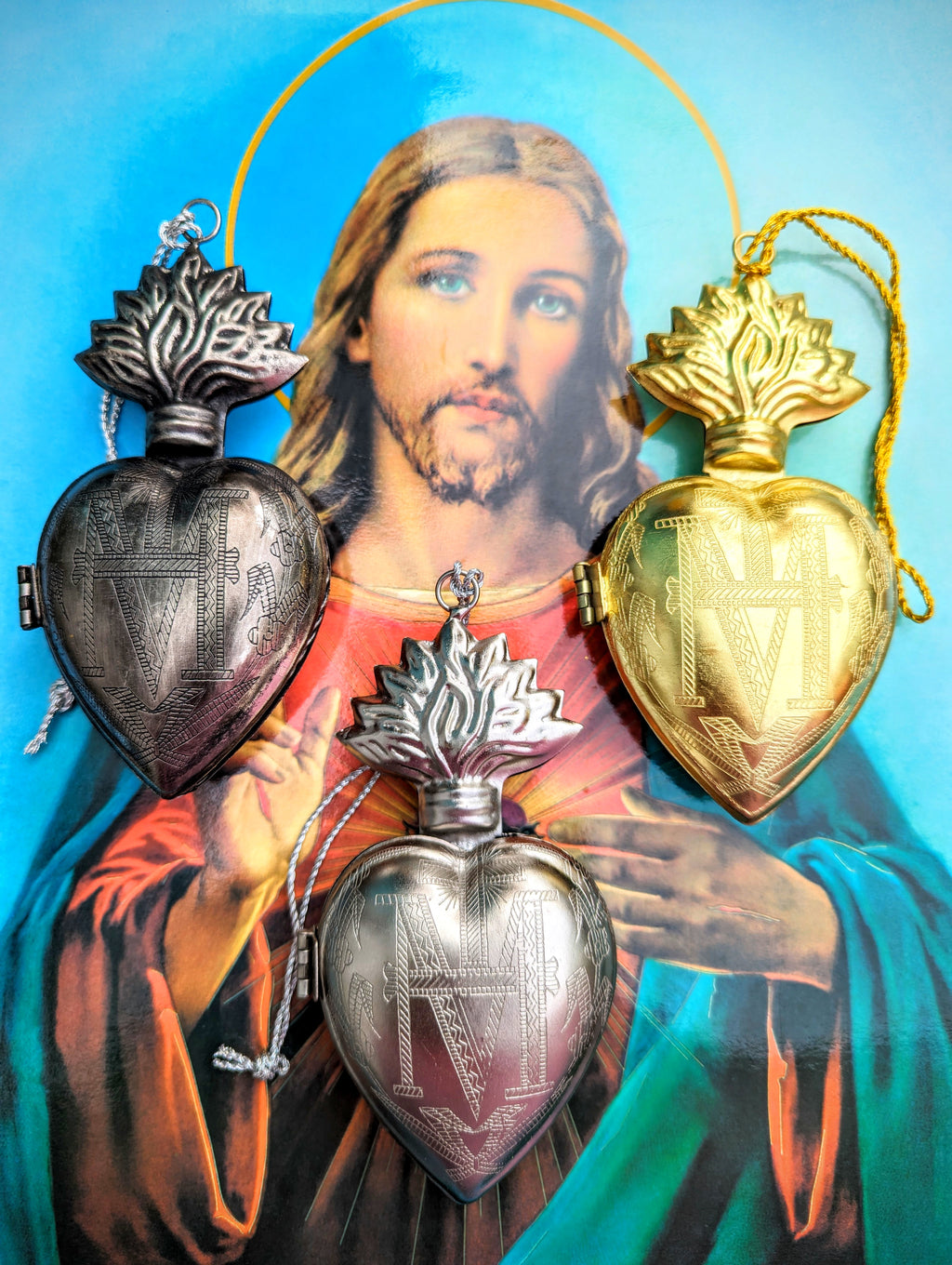 This gorgeous Sacred heart cachet opens at the back to hold or present precious or secret memories. 

12. 5x 7 x 2cm

Silver, brass and zinc coloured metal.

 

 

Cody Foster and co