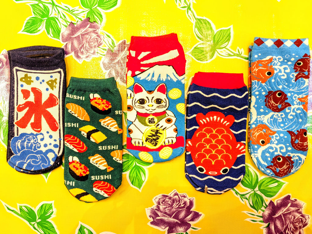 Cutest graphic Japanese short trainer style socks, fun, kawaii and look great with clogs!! A fab postable gift too!

Size 4-7 

Cotton/polyester mix

