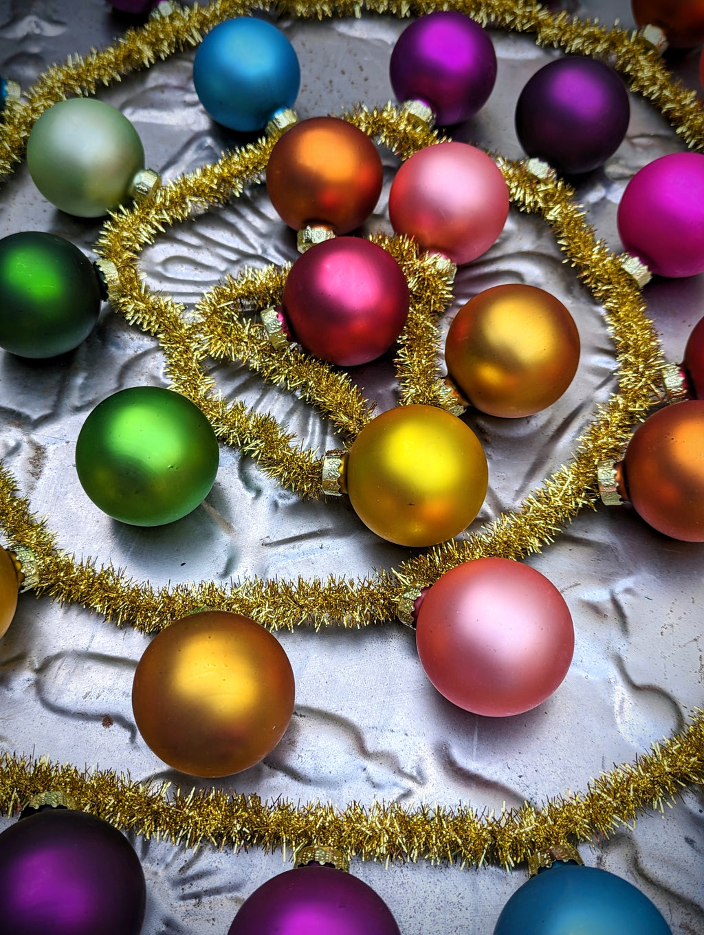 A glorious garland of rainbow coloured  glass baubles on super shiny soft tinsel for a beautiful vintage Xmas.

36 Glass baubles on tinsel cord. 

Baubles 5cm diameter, tinsel 260cm long


Cody Foster and co glass garland vintage rainbow 