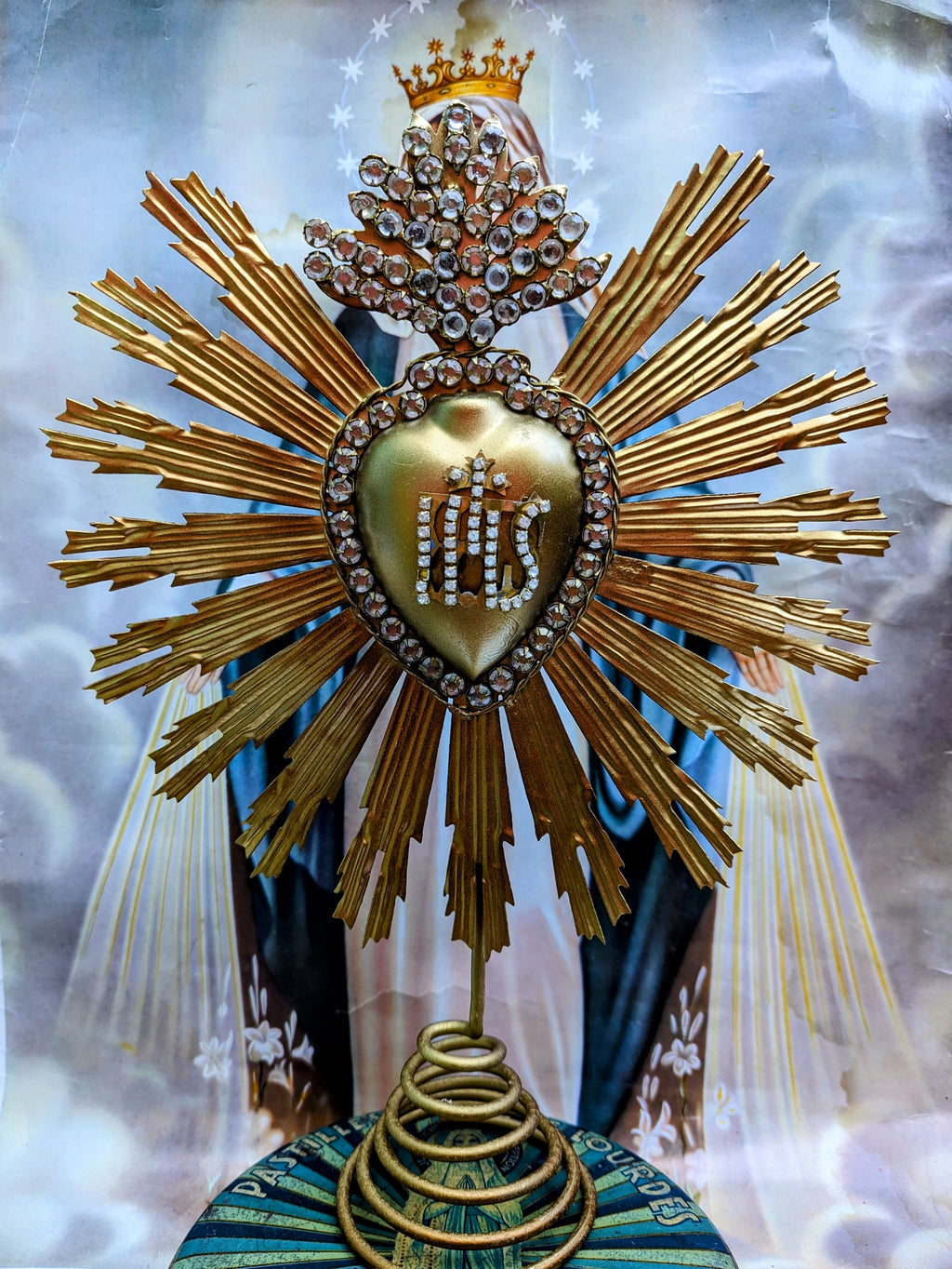 Bow down before the beauty that is this Sacred heart tree topper,/table /shelf display . Utterly lovely, and a fabulous topper for a religious kitsch decorated tree or festive display!

Bronzed metal and rhinestones.

30 cm x 23 cm x 3cm

 

Cody Foster and cosacred heart tree topper 
