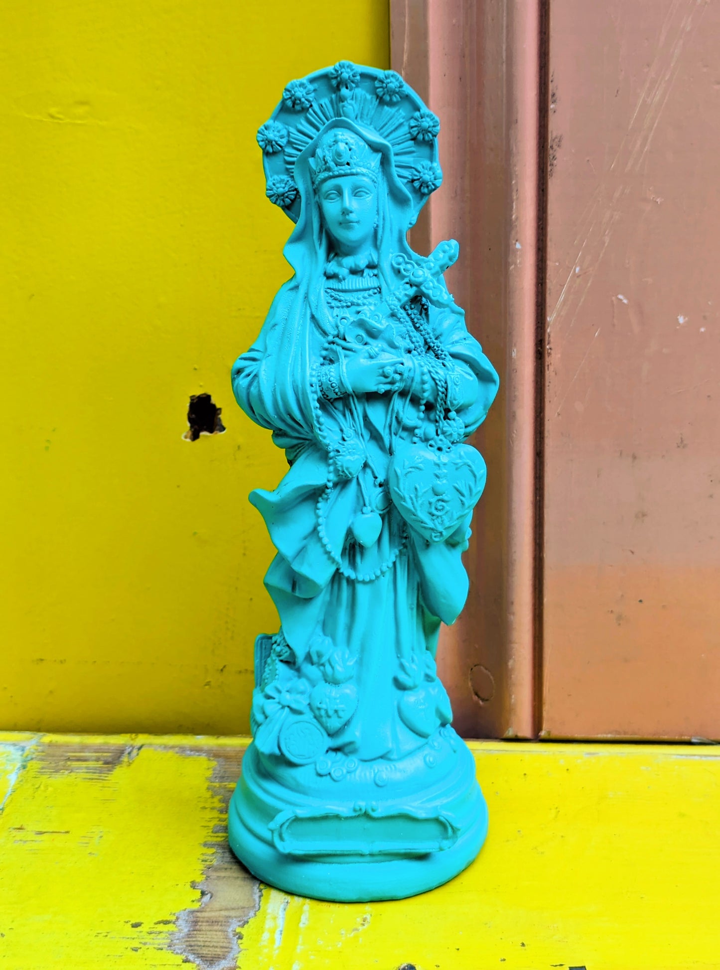 Divine kitsch statues - Freda