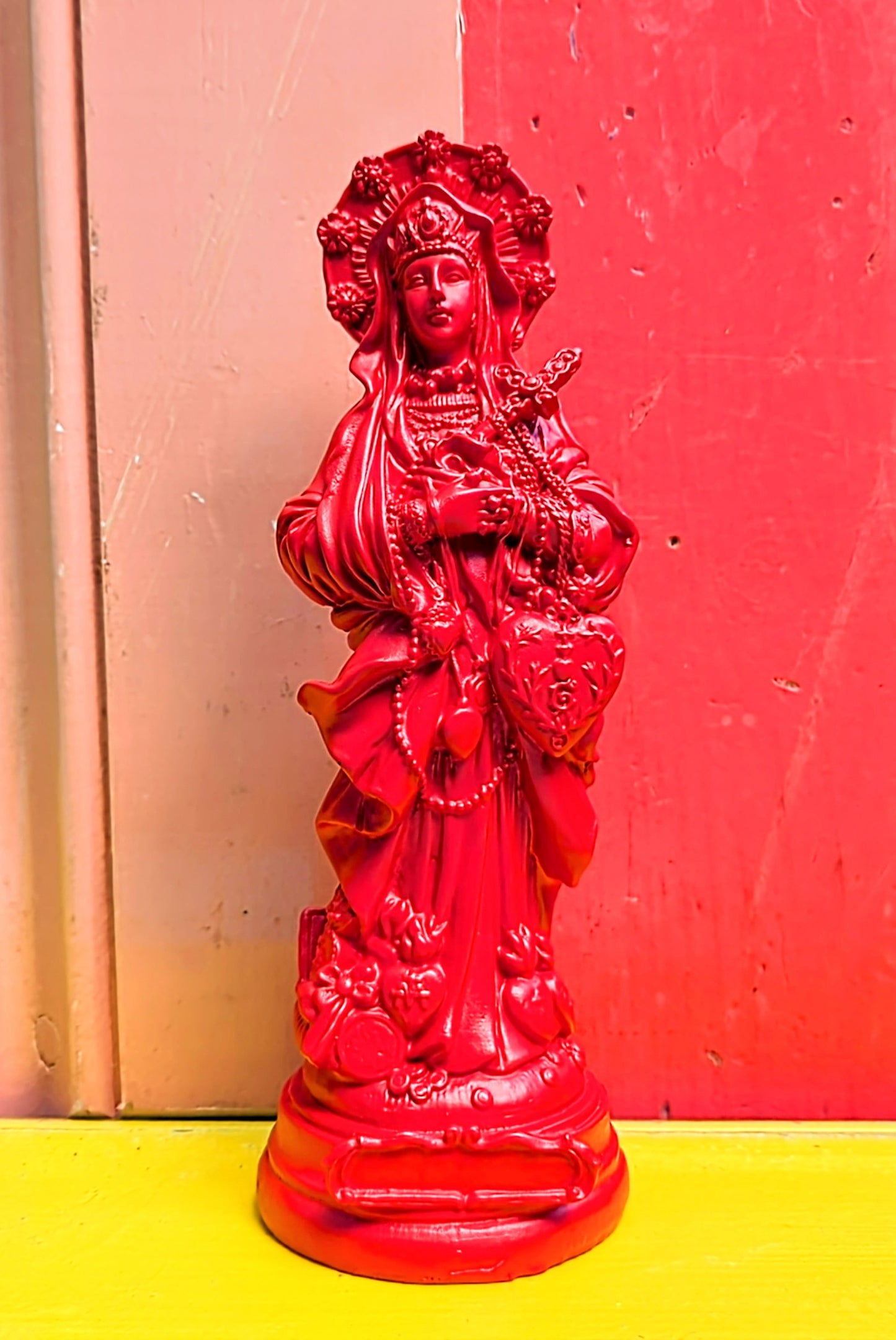 Divine kitsch statues - Freda