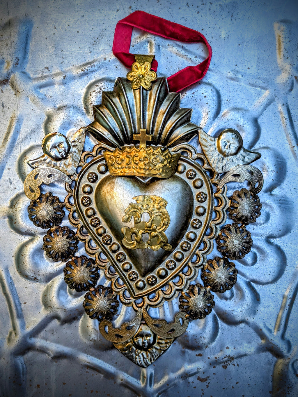 Antiqued tin sacred heart milagros
Chehoma
