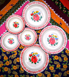 Glorious traditional flower designs on these heavy enamelled plates and trays made in Ukraine.....pretty as well as ridiculously practical!
Plate is 24cm diameter
Tray/platter is 35cm diameter