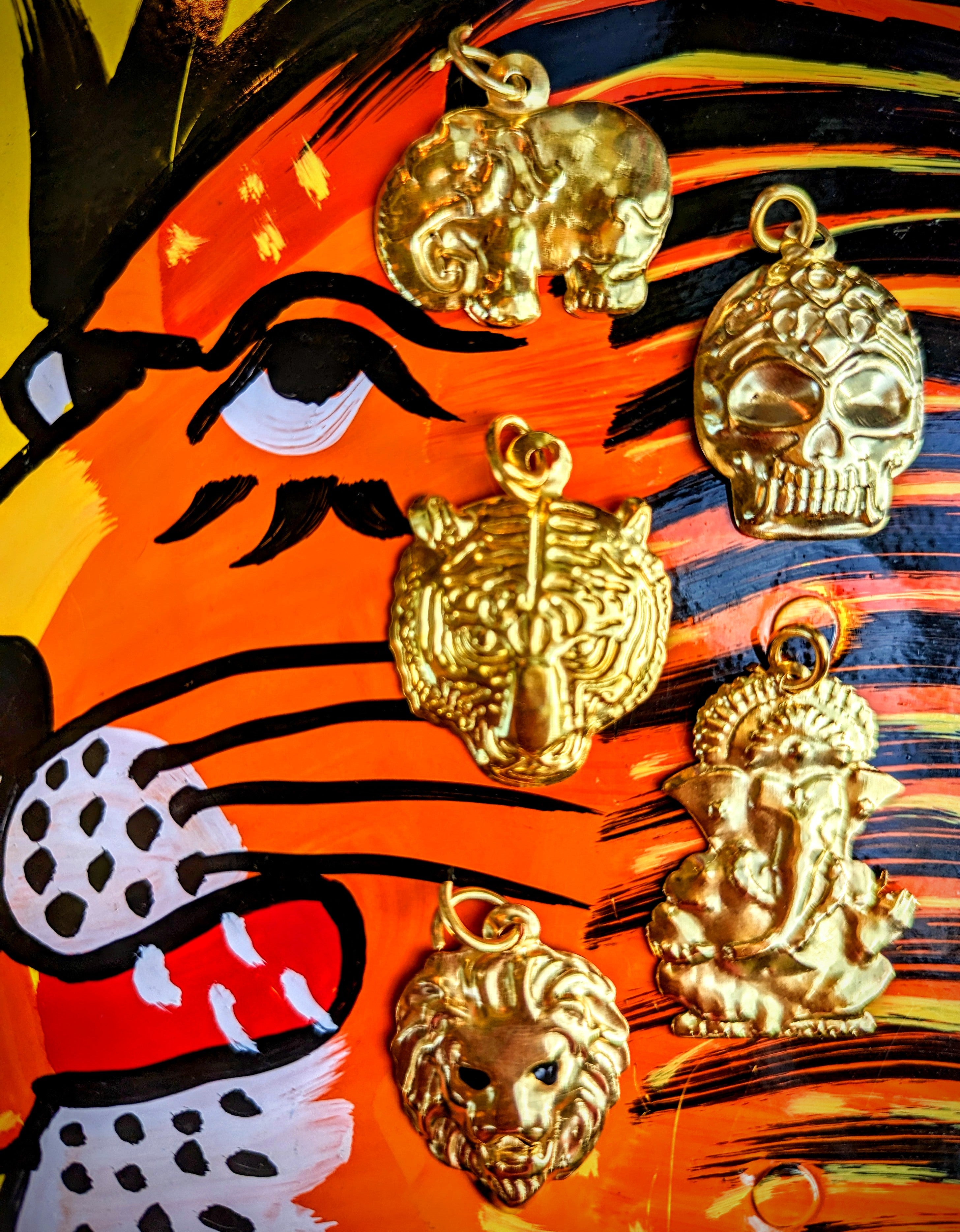 Super rustic Indian kitsch charms featuring gods, big cats, skulls and elephants. Wear them, craft or decorate and accessorise!! A fab postal or party bag gift too!

Comes as a set of 5

Made of brass.

Approx 2.5cm x 3cm each