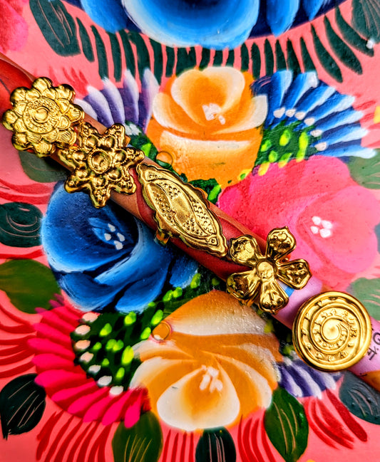 Super rustic Indian kitsch party rings featuring flowers and patterns Wear them for celebrations or gift, decorate and accessorise!! A fab postal or party bag gift too!

Comes as a set of 5, all are different sizes, small and large!

Made of brass.

Approx 2.5cm x 3cm each

 