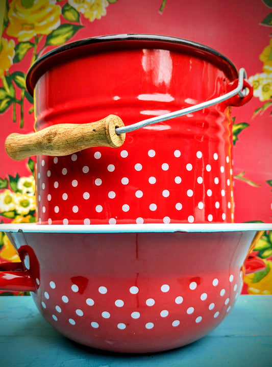 Heavy utilitarian but bonkersly gorgeous Romanian enamelware basin and bucket!
The basin makes a fabulous fruit bowl, and the bucket looks fab planted up or even makes a fab bin!
Gorgeous decorative uses as well as practical!
Basin 27 cm diameter, 10 cm height with extra 2cm either side for the two handles
Bucket is 22cm diameter, 22cm height.
Enamelled  steel.