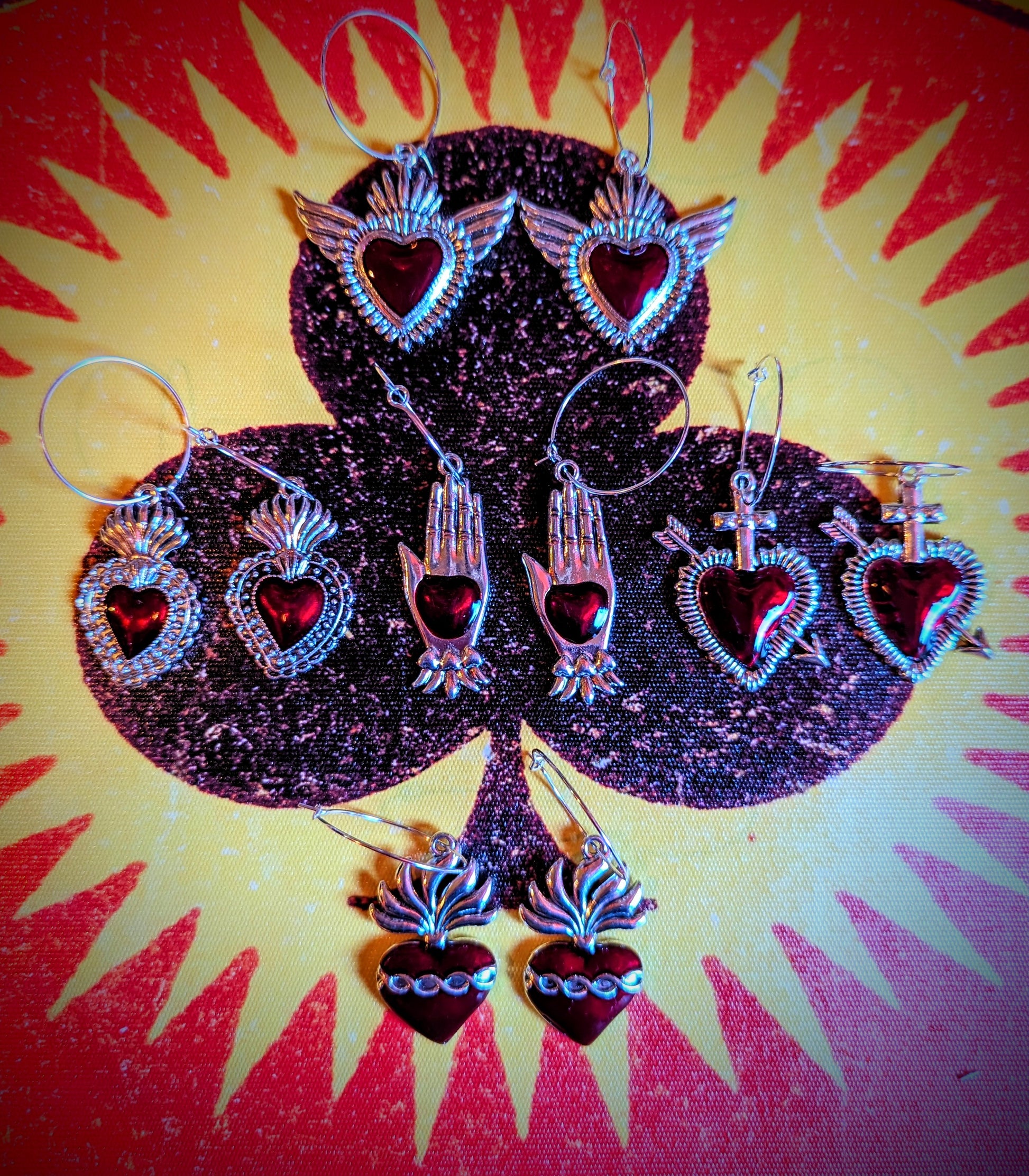 All the love with these fabulous sacred heart and hand big and beautiful hoops!

Enamelled stainless steel

Hoop 2.5cm , charms vary

 Milagros
Silver hoops
Sacred heart earrings
Heart in hand
