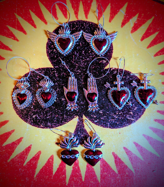 All the love with these fabulous sacred heart and hand big and beautiful hoops!

Enamelled stainless steel

Hoop 2.5cm , charms vary

 Milagros
Silver hoops
Sacred heart earrings
Heart in hand
