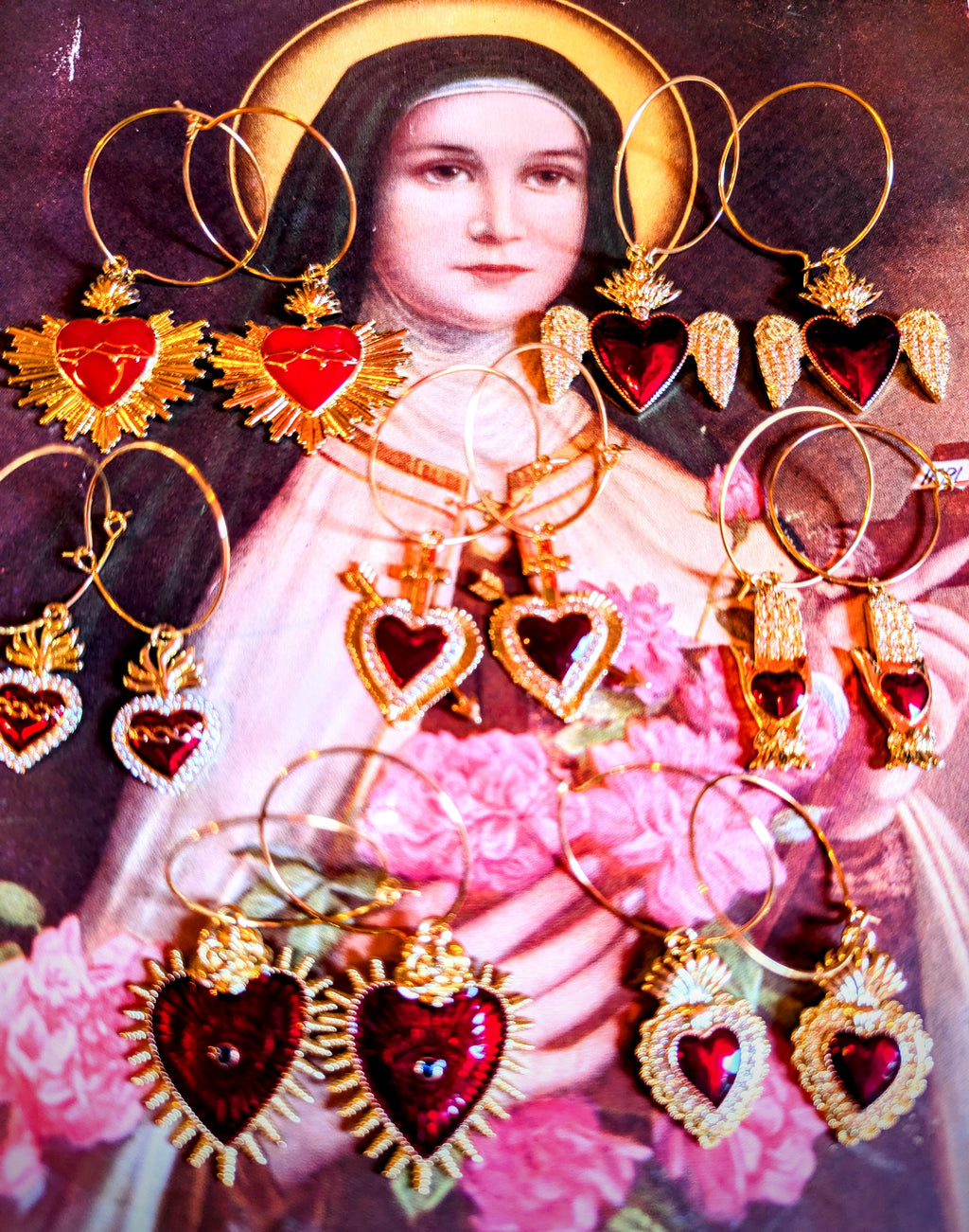All the love with these fabulous gold plated and red enamelled sacred heart and hand big and beautiful hoops!

Enamelled gold plated stainless steel, rhinestones

Hoop 2.5cm , charms vary

 Milagros
Sacred heart earrings
Sacred heart
Heart in hand