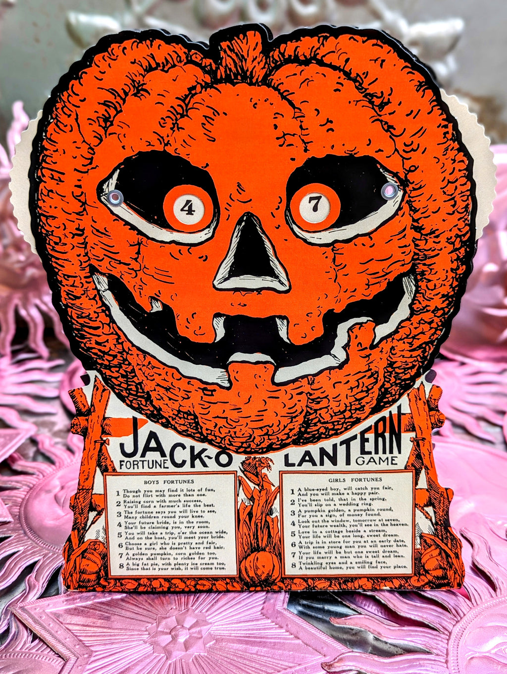 Gorgeous American 1960s style, beautifully illustrated  Jack-O-Lantern game for witchy woo vintage style  Halloween festivities, a totally lovely bit of vintage styling for Halloween displays, window creativity and the marking of the dark nights

25 x 20 cm

Printed card.