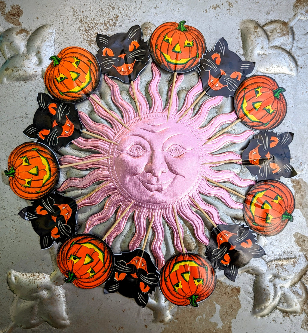 50!!.....yes 50! freaky fun food picks to stick in treats and Halloween buffet delights to scare you all !!

These are based on vintage 1960s American Halloween decorations and we just love them!!!

Paper and wood

9cm

 