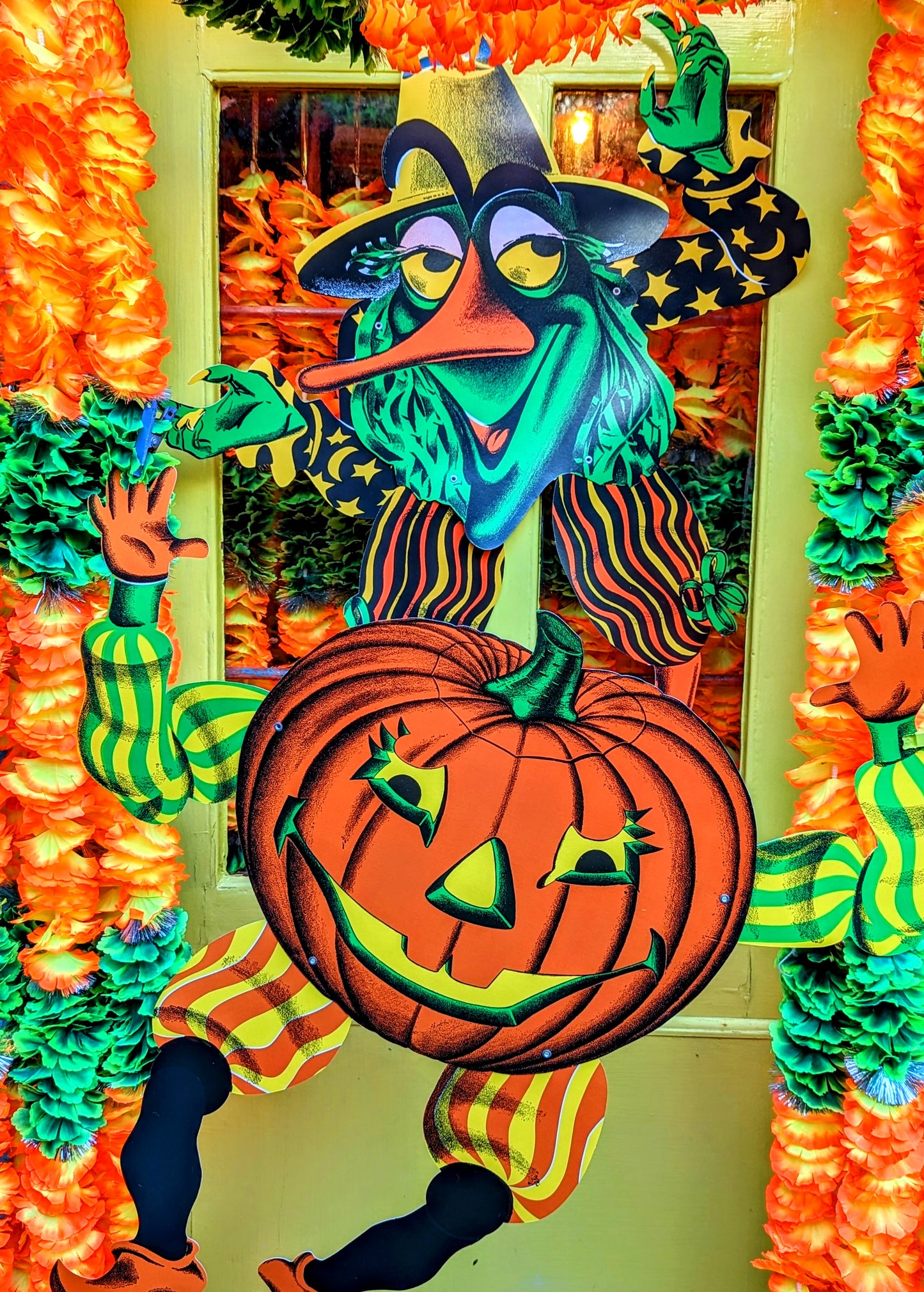Terrifying American 1960s style, beautifully illustrated large goblin figures to make you shake and shudder!!

Hang them in your windows or in your cupboards to create a scream!! 

Jointed figures, so shape them as you fancy!

Witch goblin 86cm long

Pumpkin goblin 76cm long

Paper with metal rivets ki