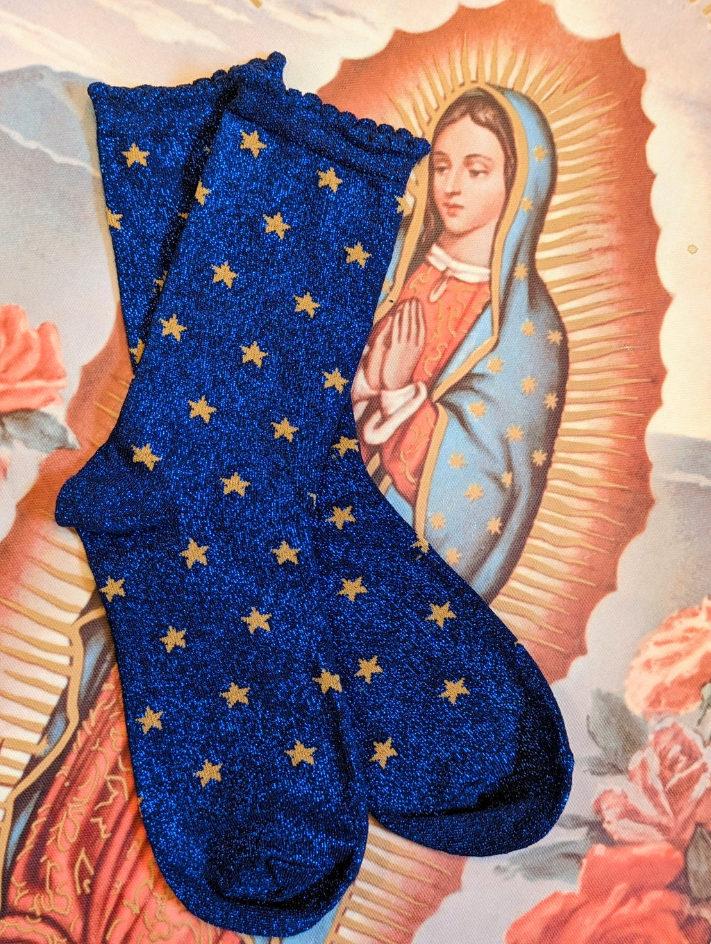 Gorgeous star strewn glitter socks, inspired by Guadalupe's cloak!

Scalloped glitter tops and deep blue with golden yellow stars.

Cotton 20% / Nylon 46% / Polyester 30% / Polyurethane 4%

Wash at 40.
Glitter socks
Stars

