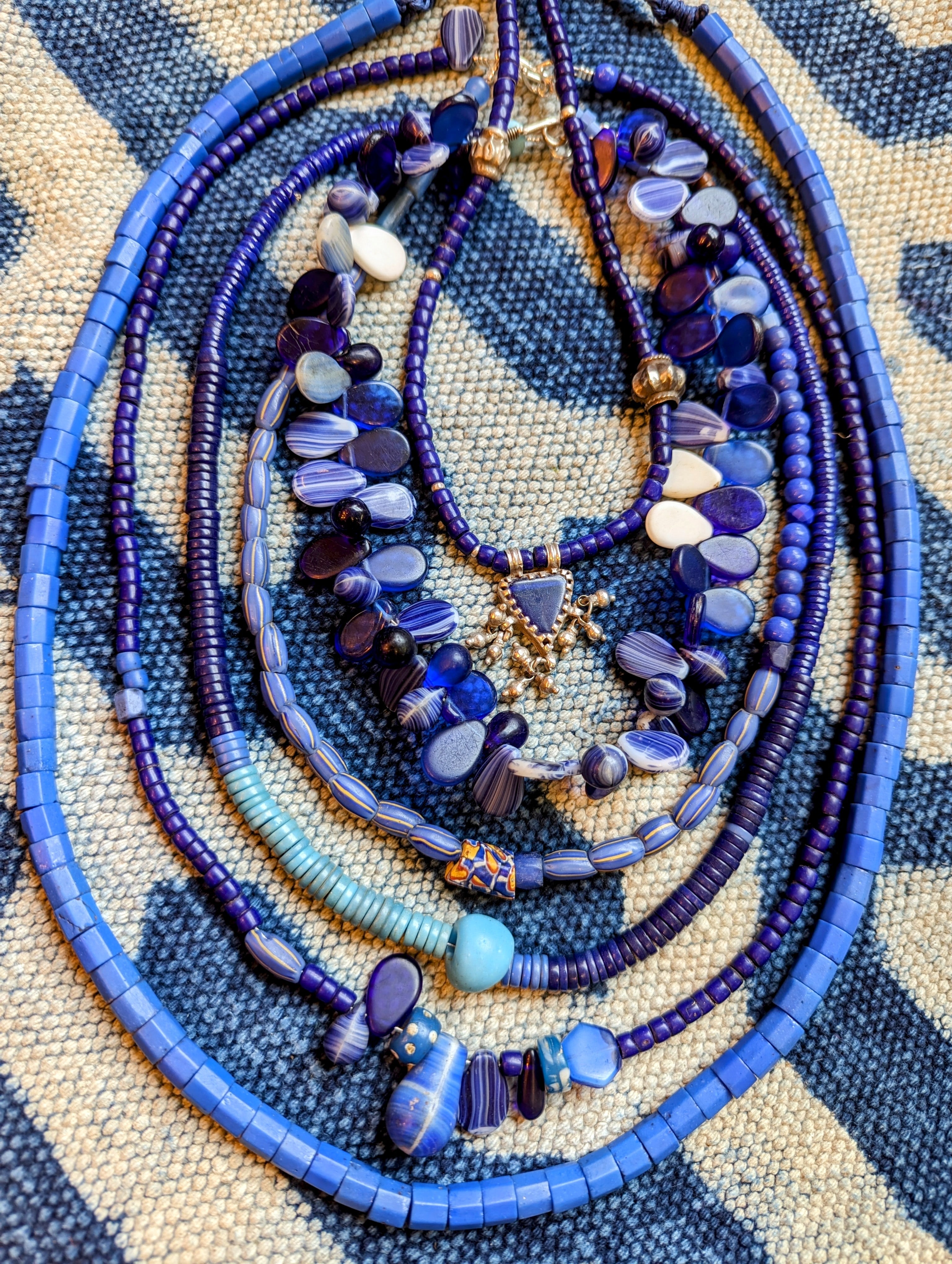 Indigo lovers trade beads