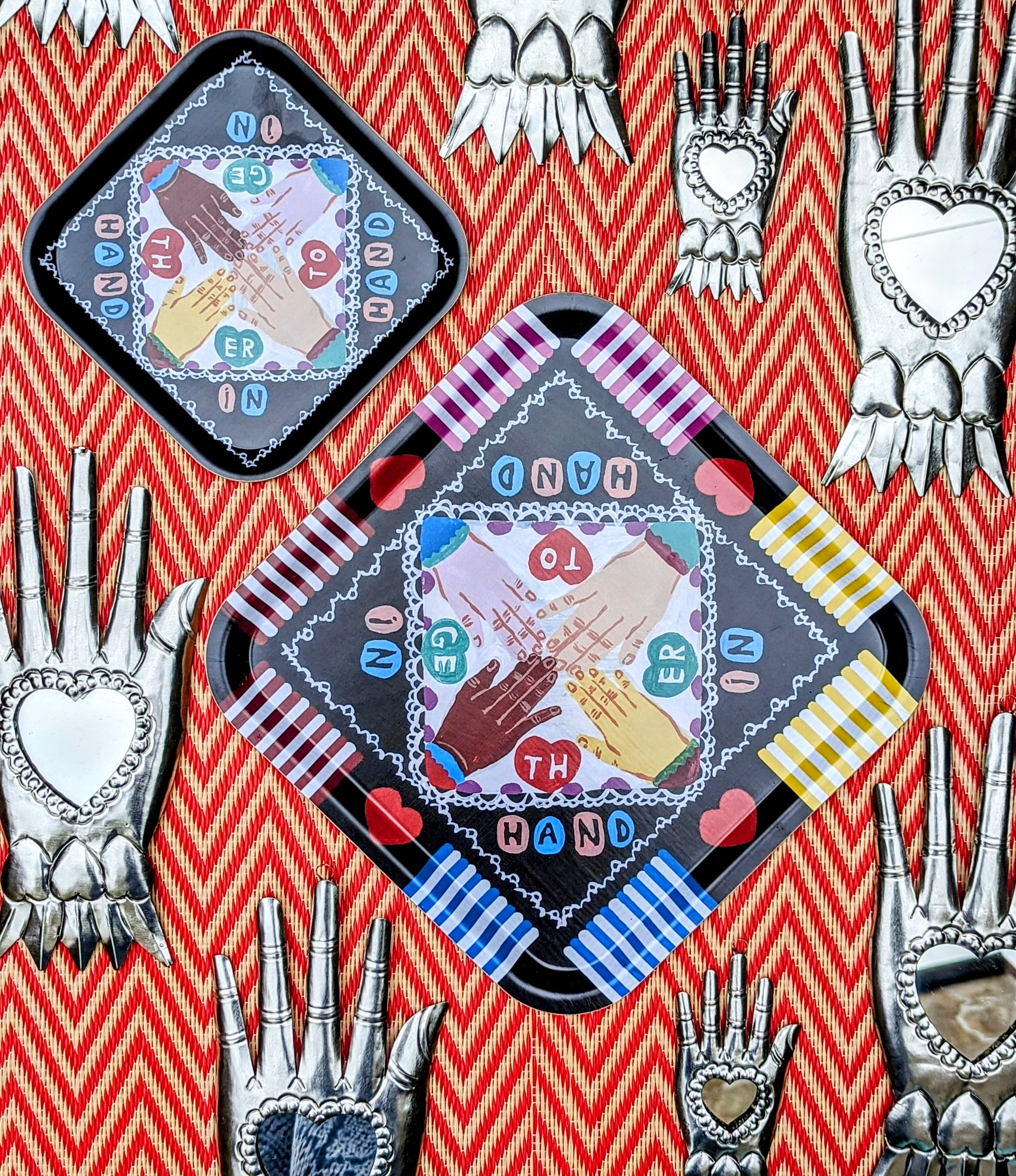  Nathalie Lete's wonderful positive world, hand in hand together, for friendship and love! on a fabulous Swedish birch wood tray for your treasures or treats, more beauty from Nathalie Lete to adorn your home. 

Melamine coated birch wood. 

Small 20 X 20cm

Large 32 x 32cm