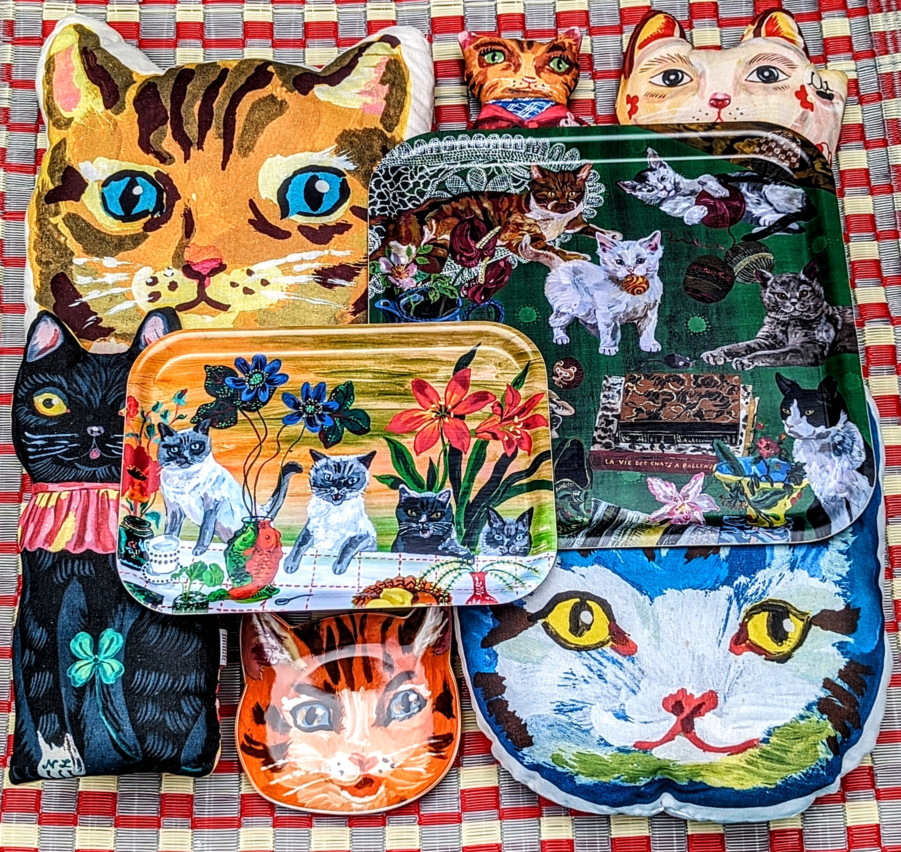  Nathalie Lete's wonderful detailed, cat loving world on a fabulous Swedish birch wood tray for your treasures or treats, more beauty from Nathalie Lete to adorn your home. 

Melamine coated birch wood. 

Small 27 x 20cm

Large 32 x 32cm