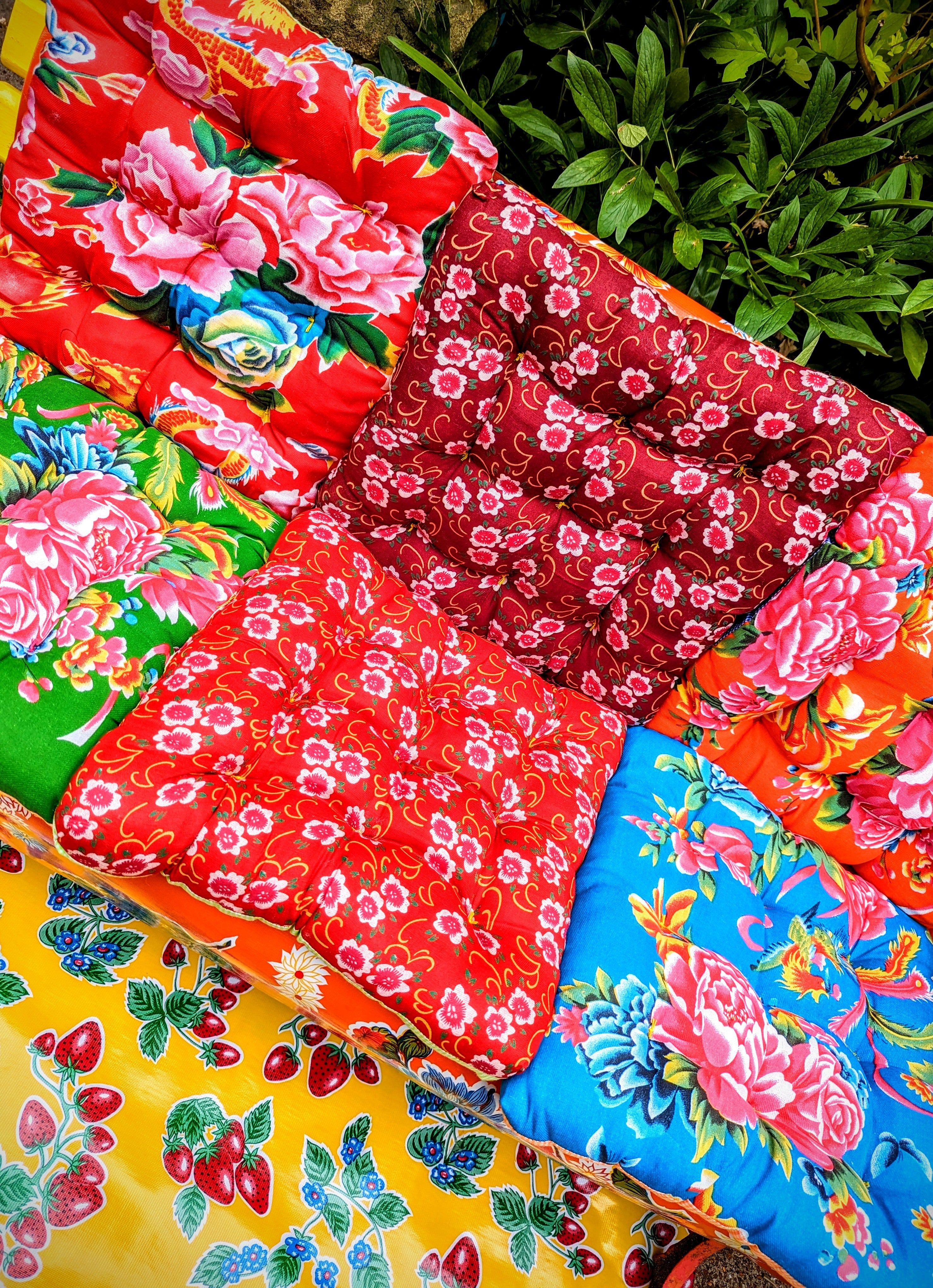 Super gorgeous , traditional Chinese peony print seat cushions.

Handmade for us in Thailand.run them along a bench or make a chair much more comfortable

40x 40cm approx.

Backing fabric varies, all cute different colours ginghams

Cotton outer, poly filling.  Suitable to sponge wash.
Shanghai peony
Chinese cushions
