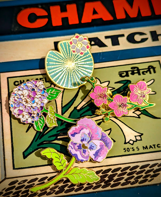 Enameled floral fancies pins A fantastic postable gift for all of your nature loving pals!

Enamel on metal.