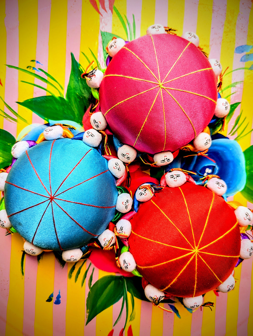 An absolutely gorgeous, nostalgic gem!!

I loved the one l had of these as a child.. all those cute pigtails!!

A great gift for all those handy crafters we know!!

11cm diameter, satin and cotton.

Chinese pin cushion
Vintage Chinese 
Pin cushion
